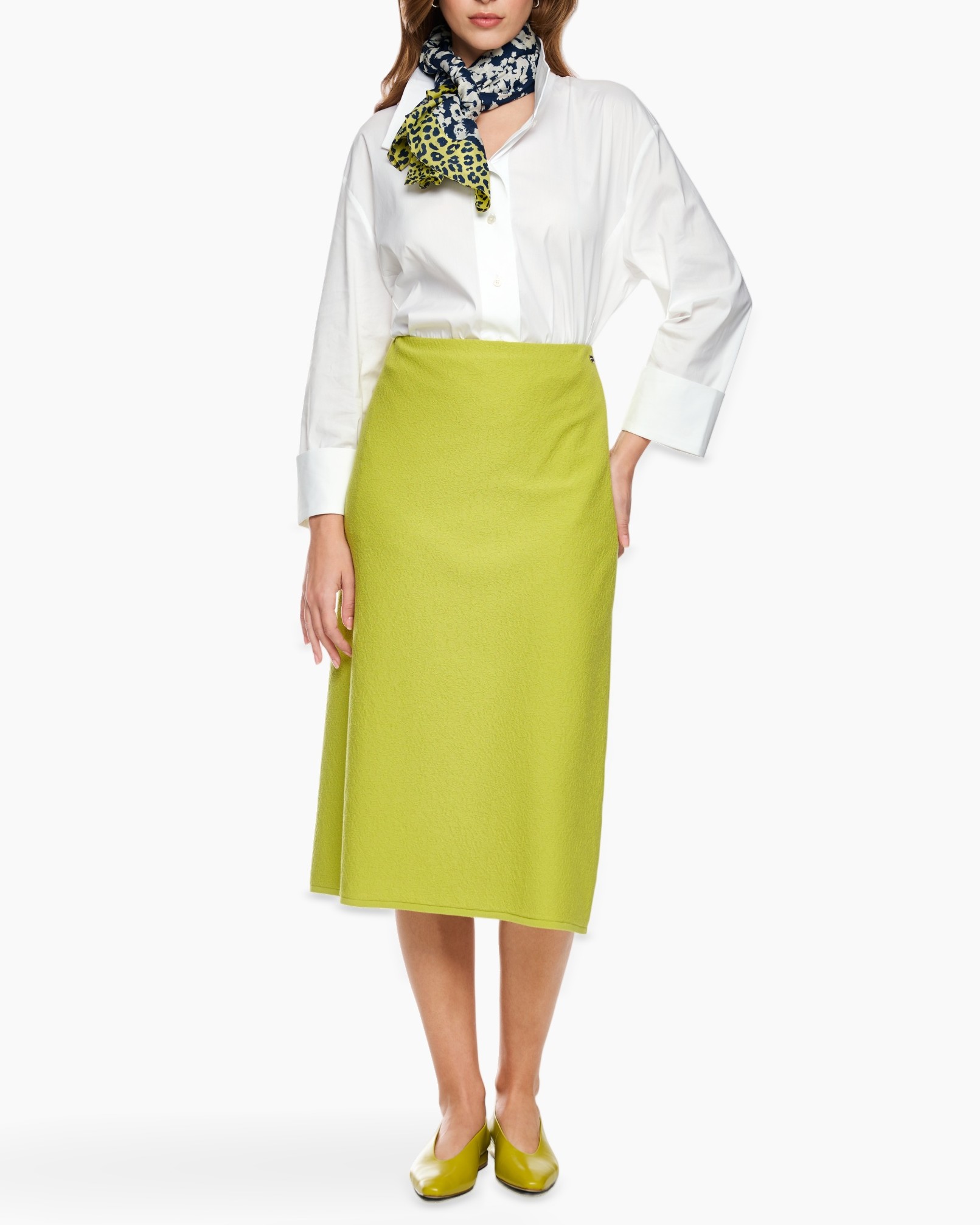 witte blouse, lime rok, lange rok, sjaal accessoire, luipaard sjaal