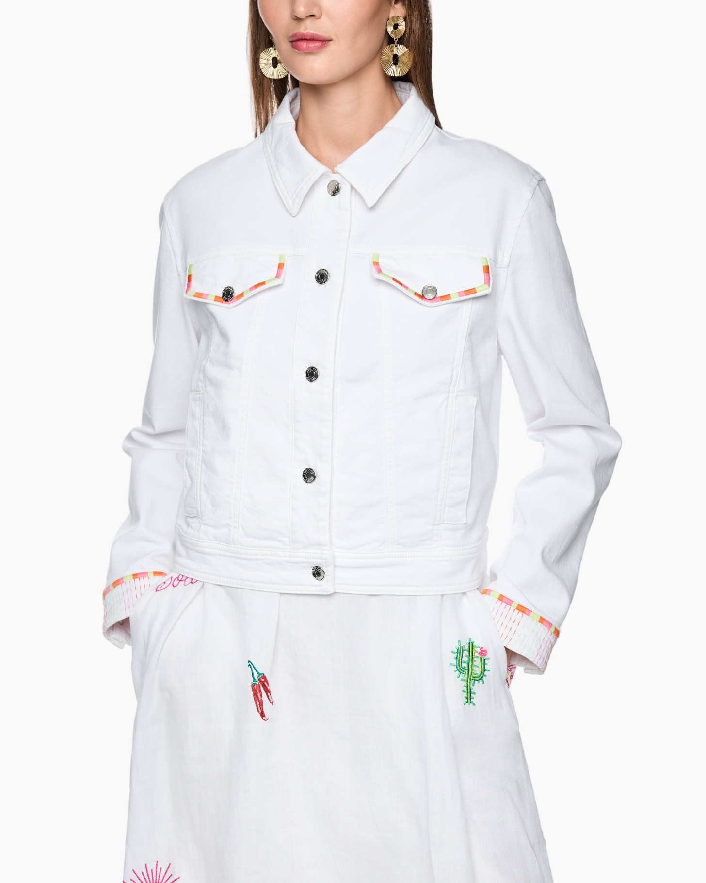 witte denim jas, knoopsluiting voorkant, zakflappen, versierde ribband, witte rok met borduursel