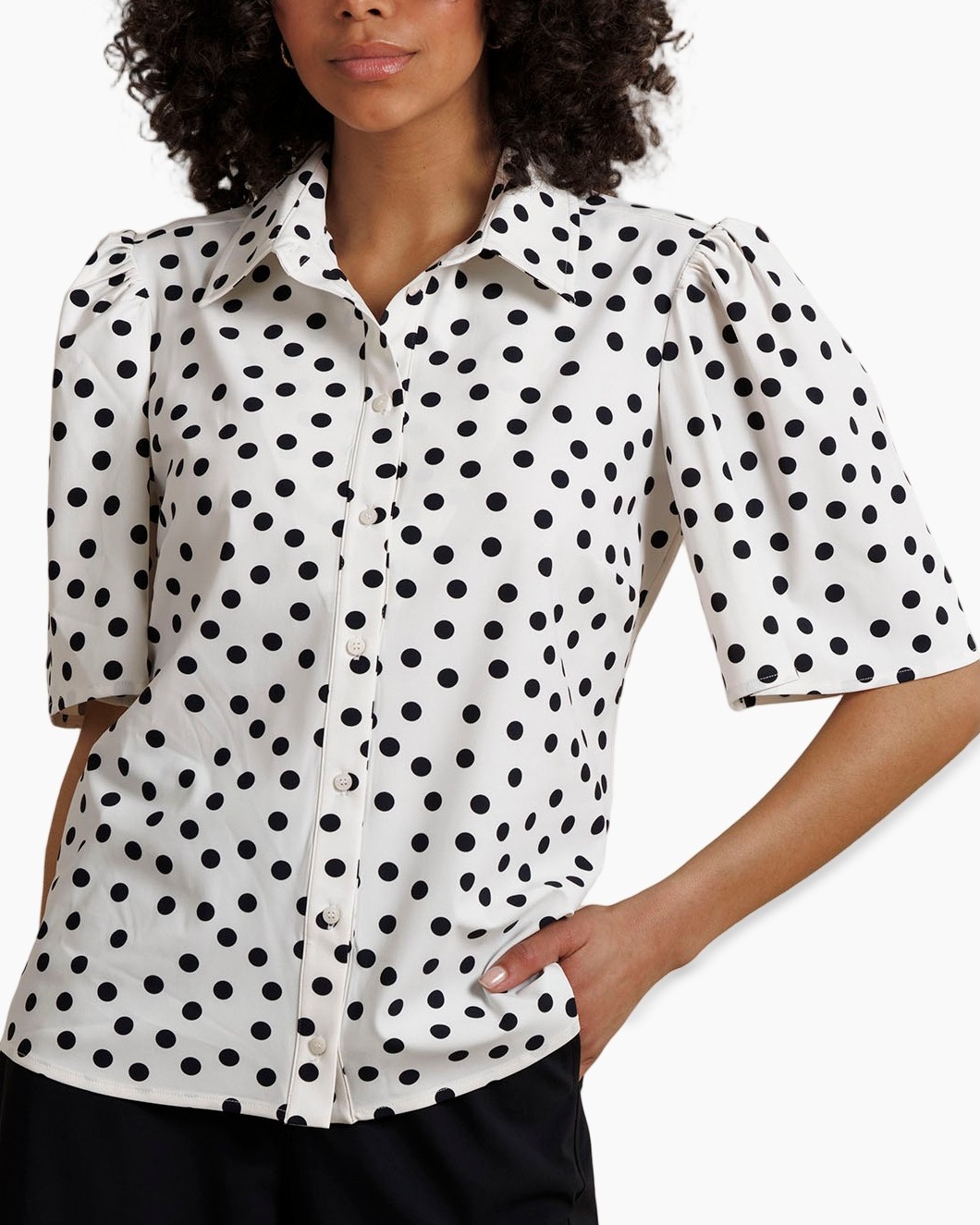 polka dot shirt, knopsluitende blouse, korte mouw, wit, zwarte stippen