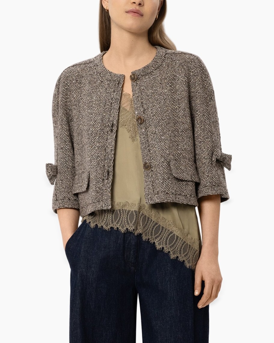 jas blazer met ruitpatroon, tweed jas, knopsluiting veste, kanten borduur top, neutrale kleuren, jasje met ruitaccent, gebreide jas, knopen jas, kantafwerking, neutrale beige