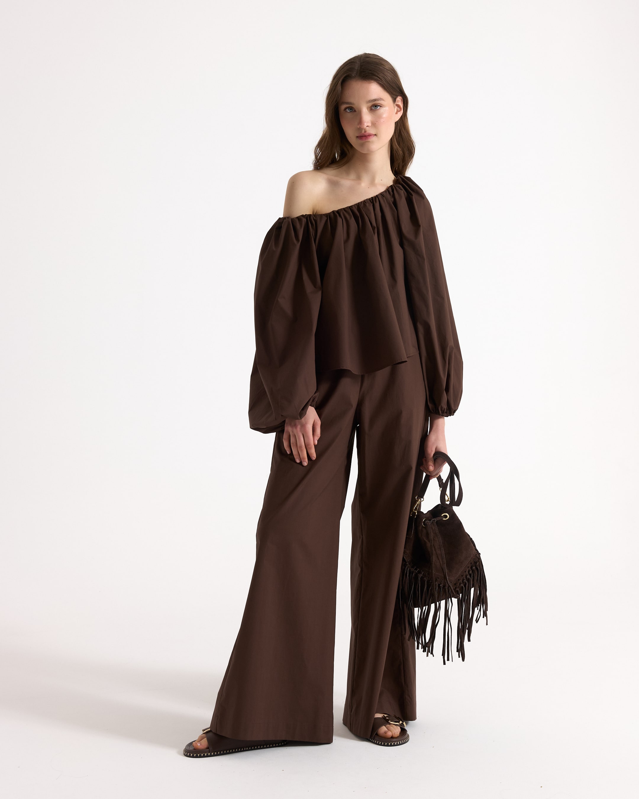 off-shoulder, bruin, broekpak, wijdedelige broek, fringed tas