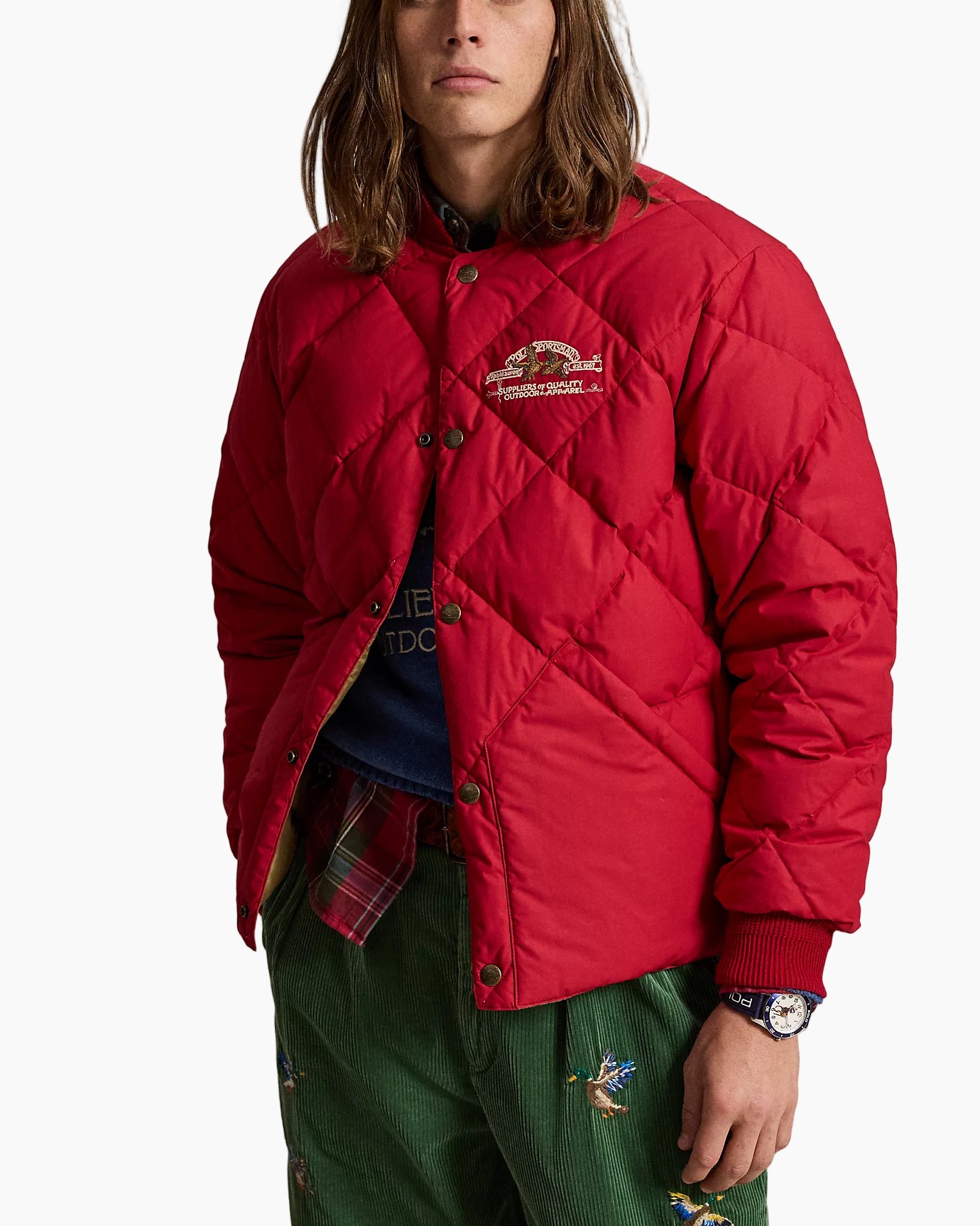rode jas, gewatteerd, drukknoopsluiting, opstaande kraag, geborduurd detail, doorgestikte jas, rood, drukknoopsluiting, opstaande kraag, geborduurd borstlogo