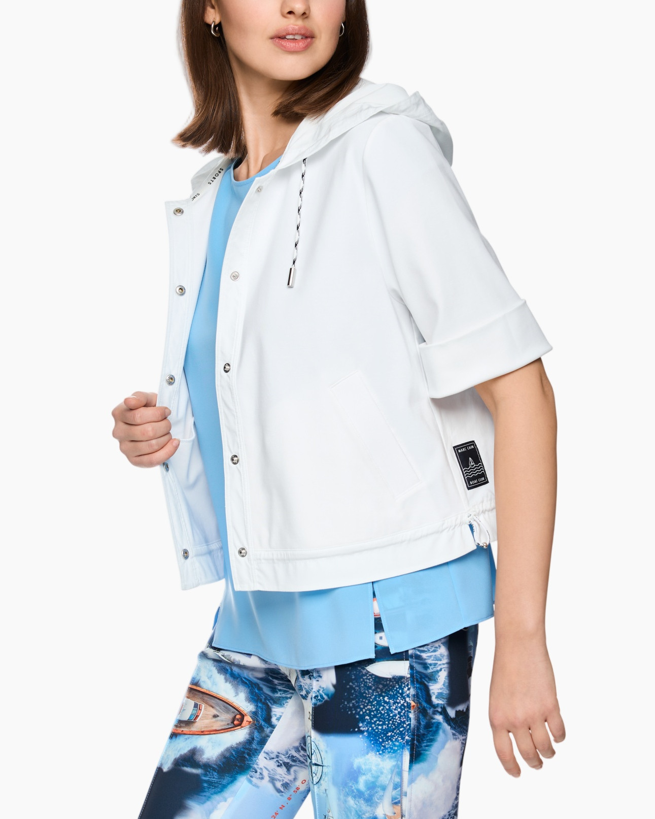 witte jas, kapmachtige jas, trekkoord capuchon, korte mouwen, voorzakken