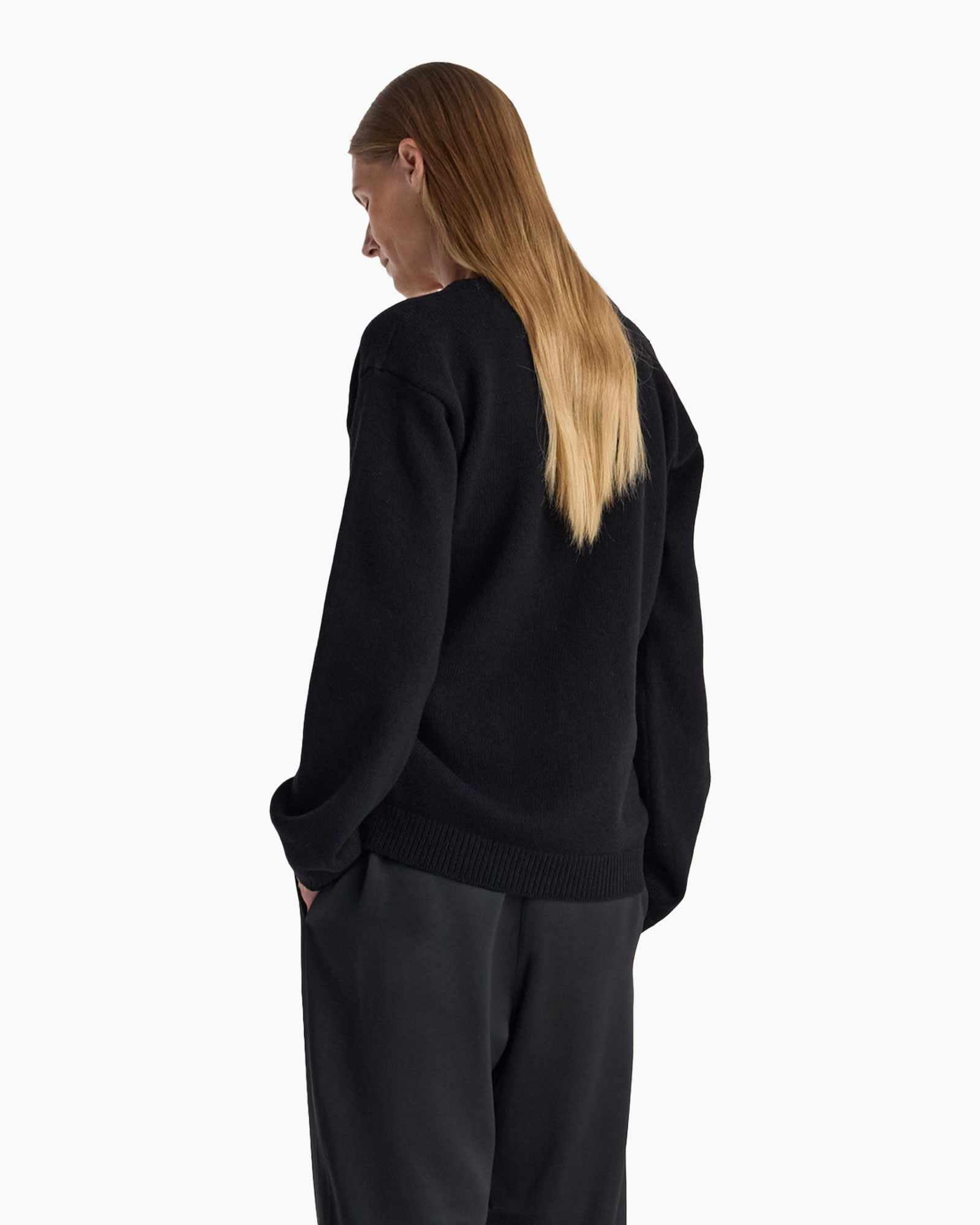 zwart vest, lange mouwen, gebreide trui, donkere kleur, rugzijde