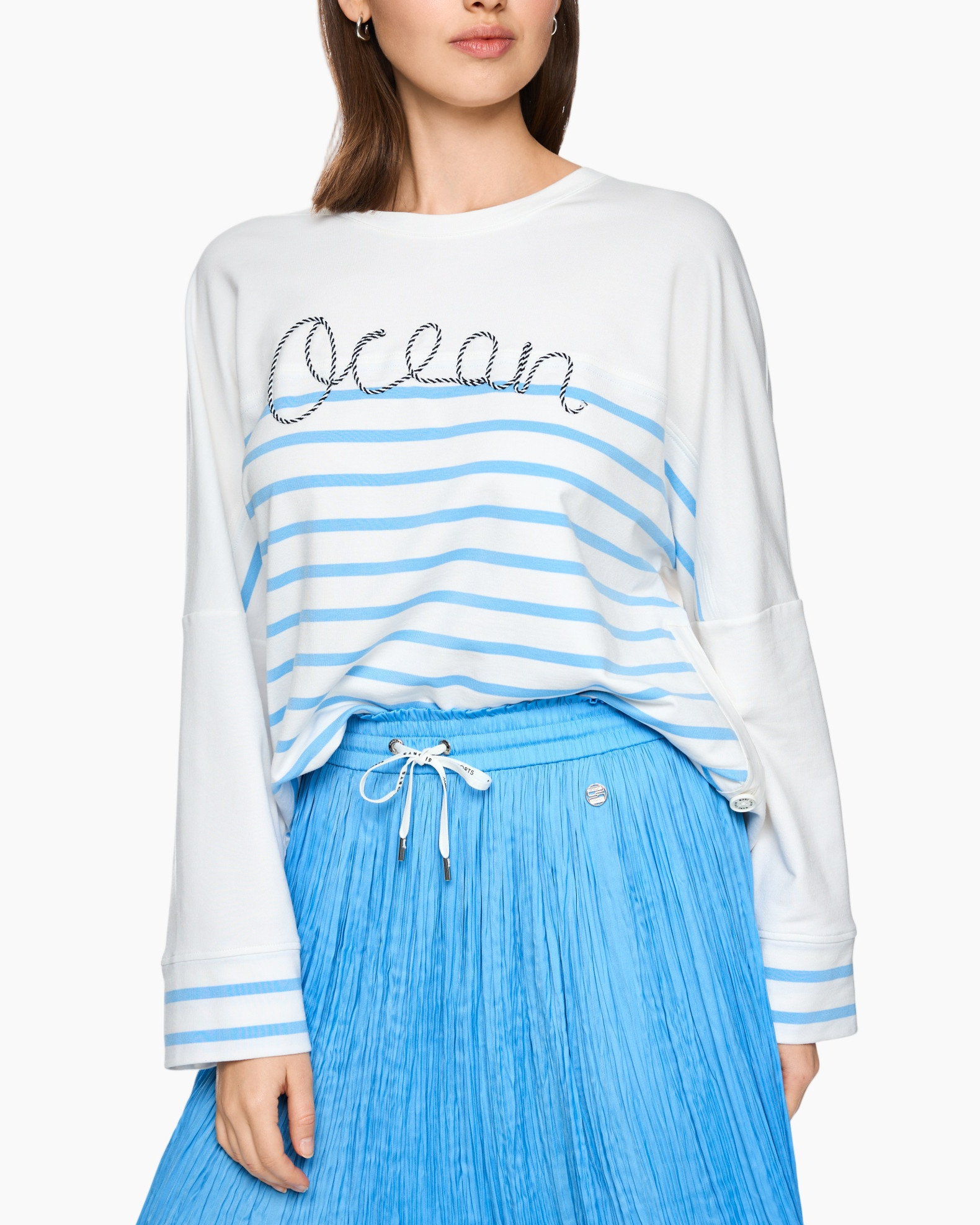 top met strepen, lange mouwen, kraagloze? nee crew neck, lichtblauw, trokken rokje