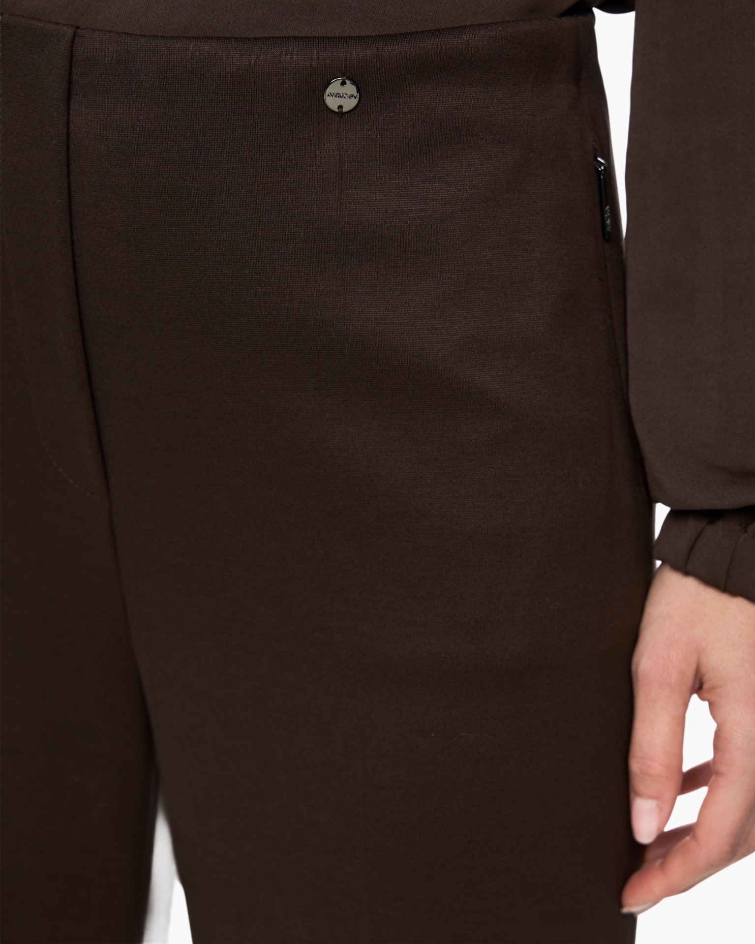 bruine broek, getailleerde pasvorm, ritszak, knoopdetail, effen stof