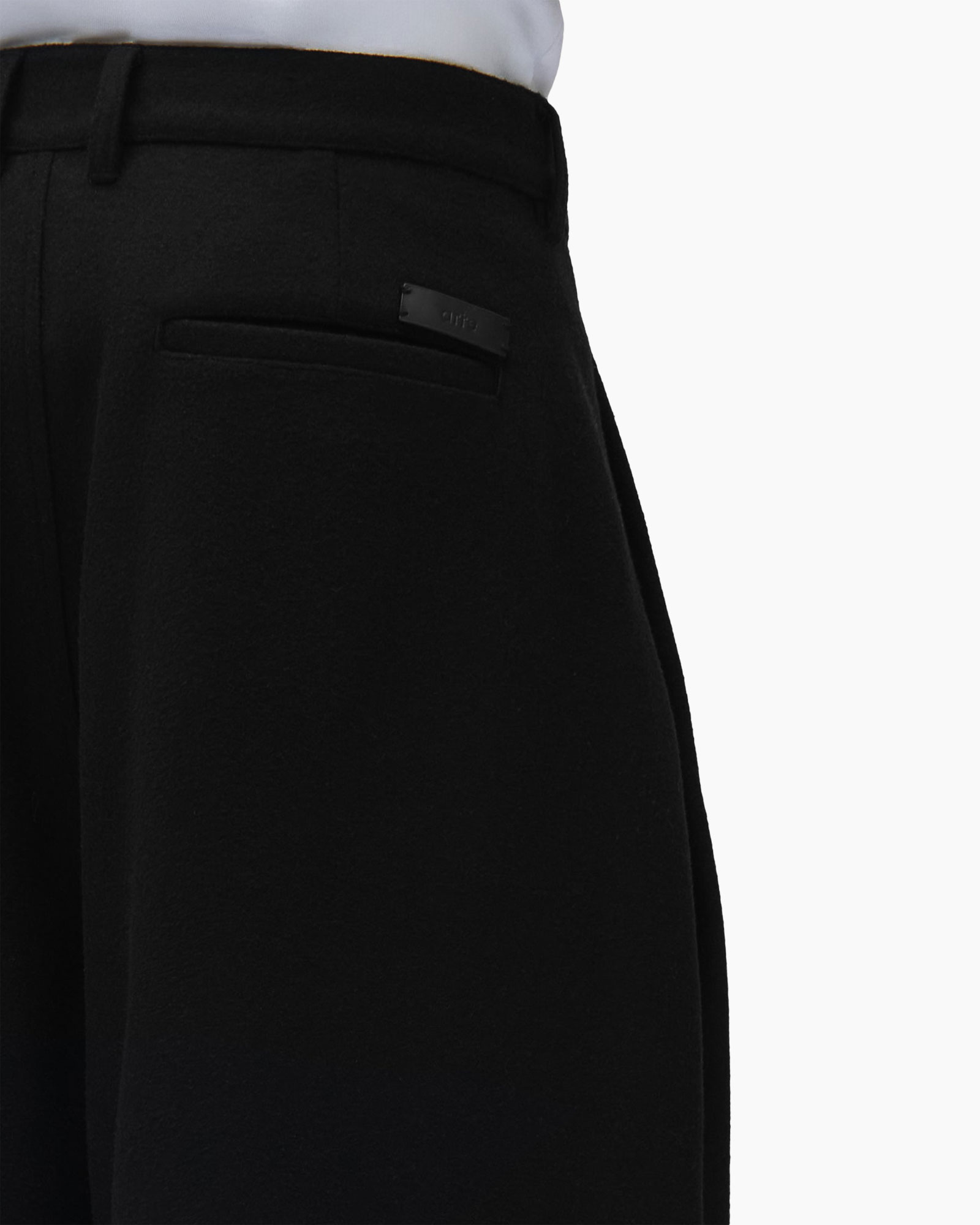 zwarte broek, broeken, rugzakzak?