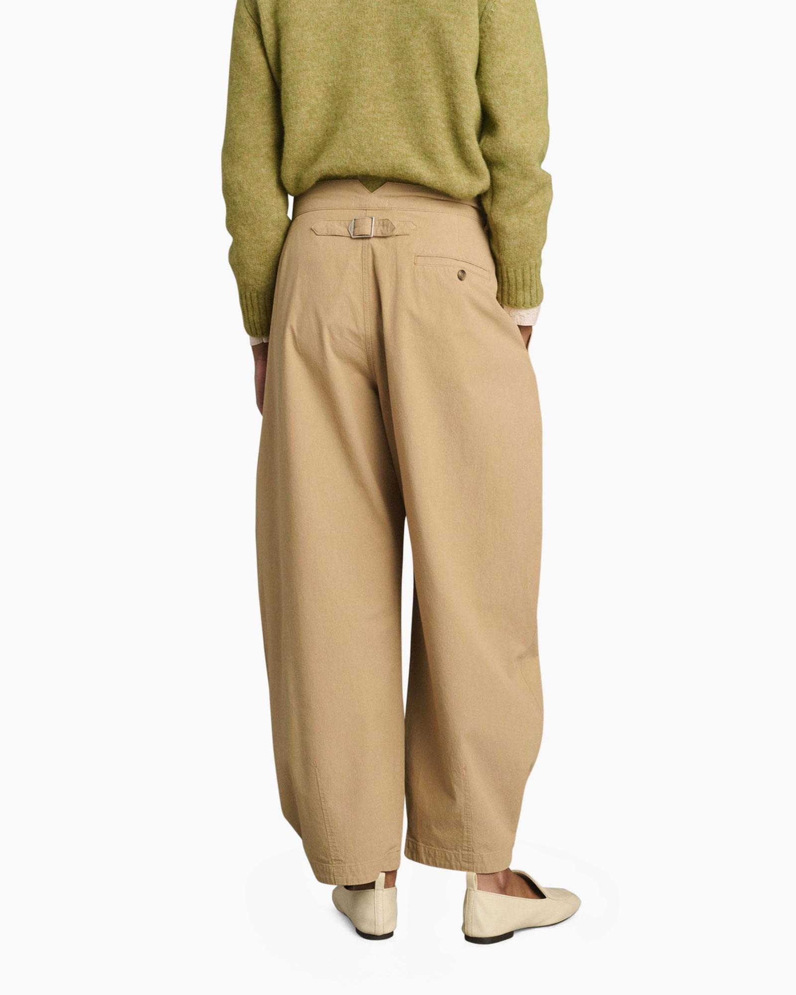 broek, khaki, wijd uitlopend, plooien, naderzaken