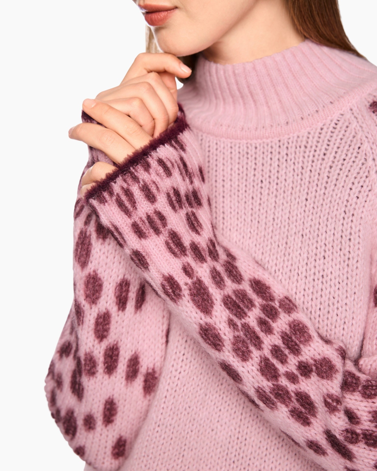roze trui, breiwerk, leopard patroon, turtleneck, lange mouw