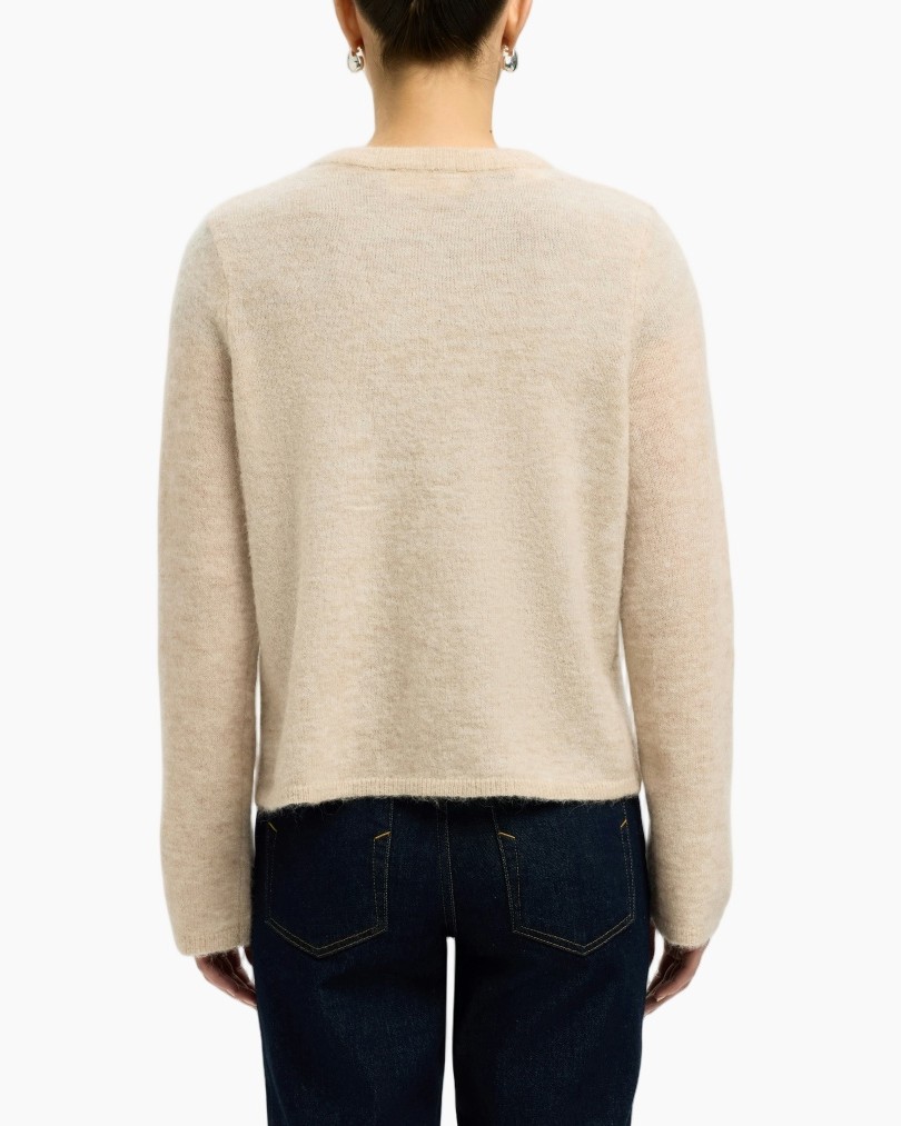 beige sweater, trui gebreid, lange mouwen, achterkant gezien, zacht materiaal