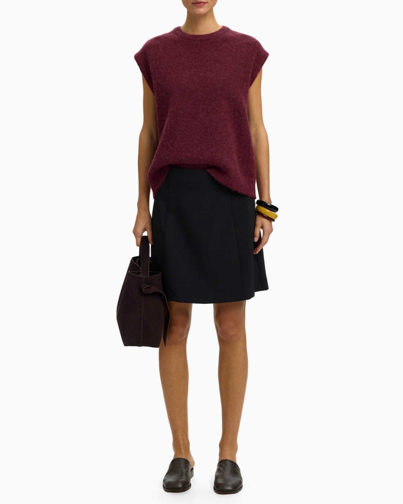 top zonder mouwen, maroon gebreide draad, rond hals, zwarte rok, instap schoenen