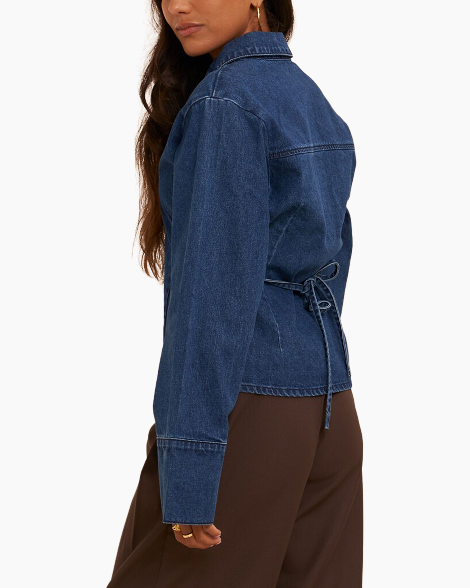 denim shirt, knopdown, lange mouwen, bruine tas, handtassen accessoire