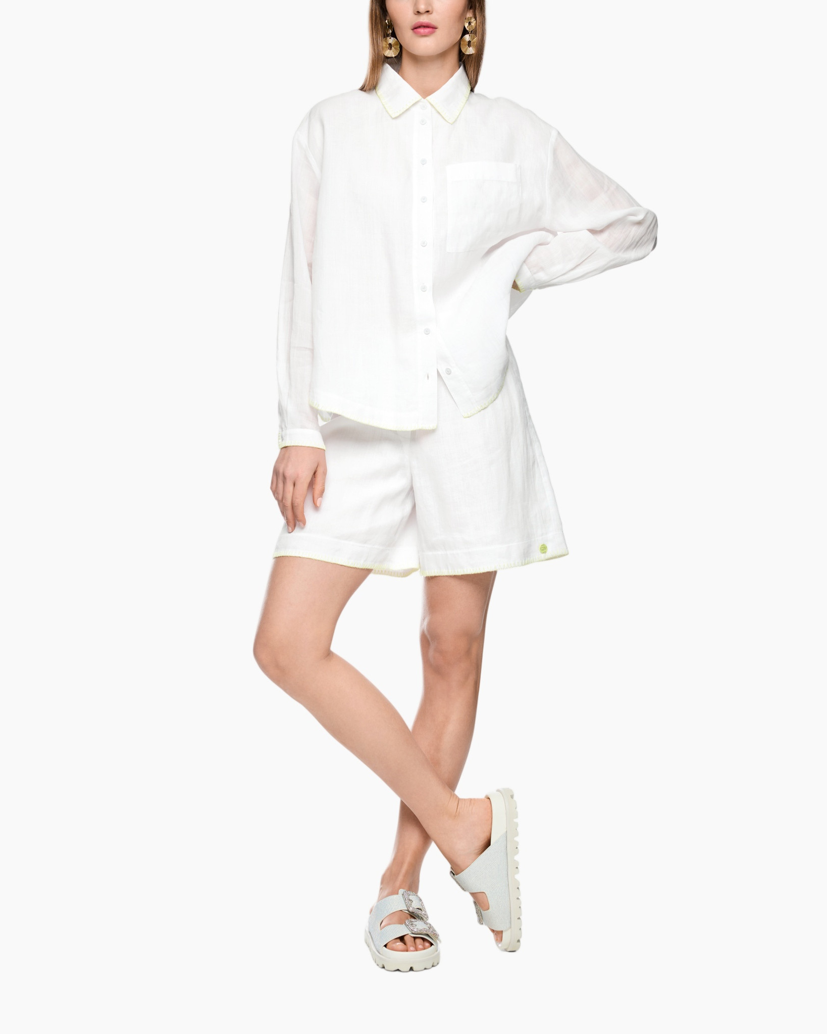 linnen, wit, shorts, kraagshirt, platte sandalen