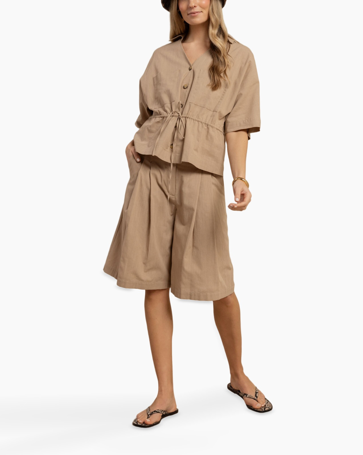 shorts, knee-length, beige, plooien, linnenmix
