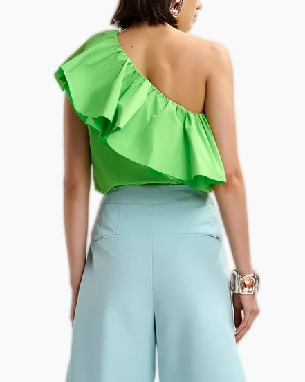 één-schouder, geruffleerde-top, limegroen, stofmateriaal?, hoogtwaaiende-broek, lichtblauw-broek, statement-mouw