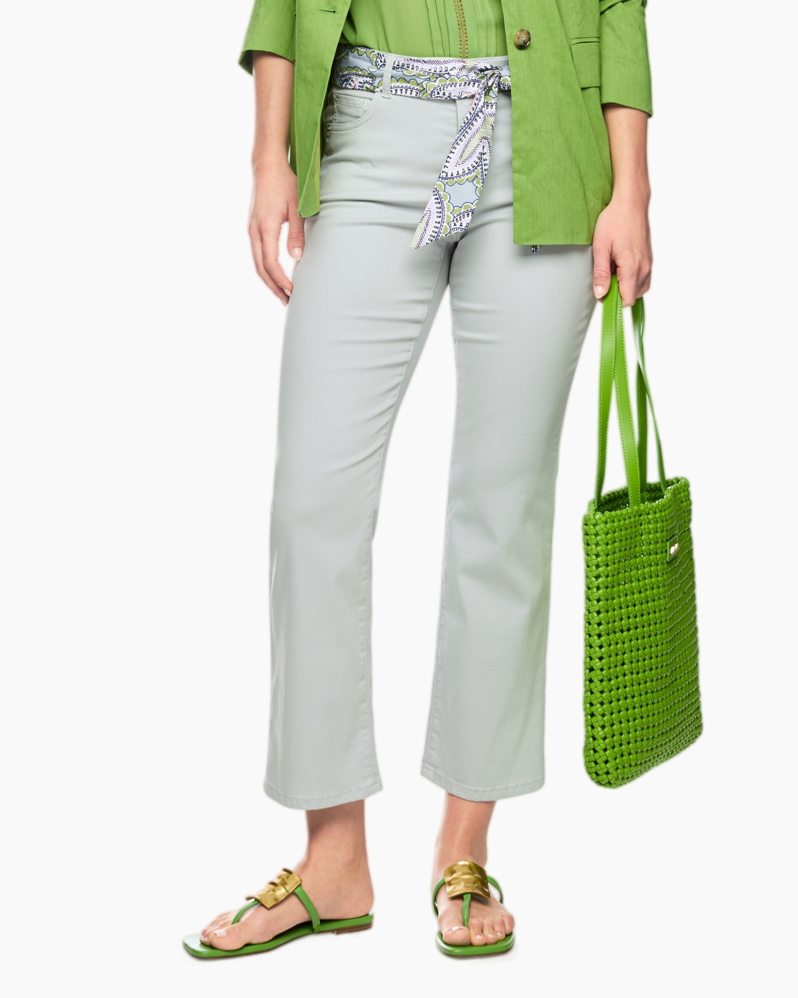 broek, lichtgrijs, katoen/kleine maat?, groene accessoires, sandaaltjes