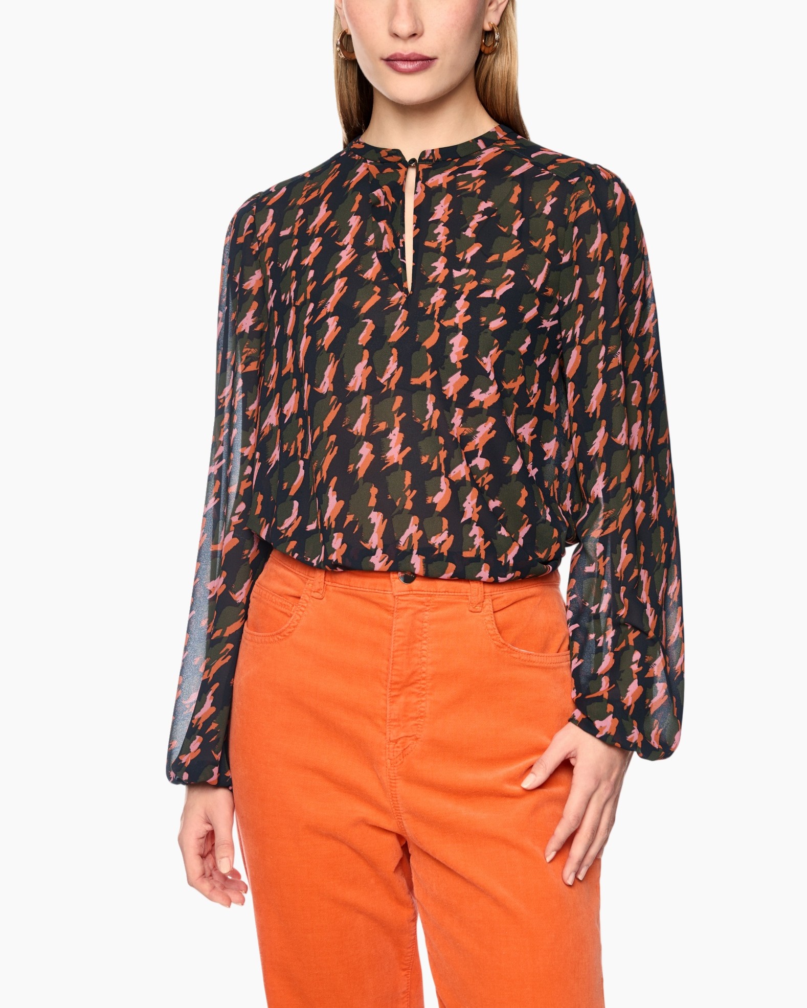 blouse, print abstract, lange mouw, sleutelgat, donkere achtergrond