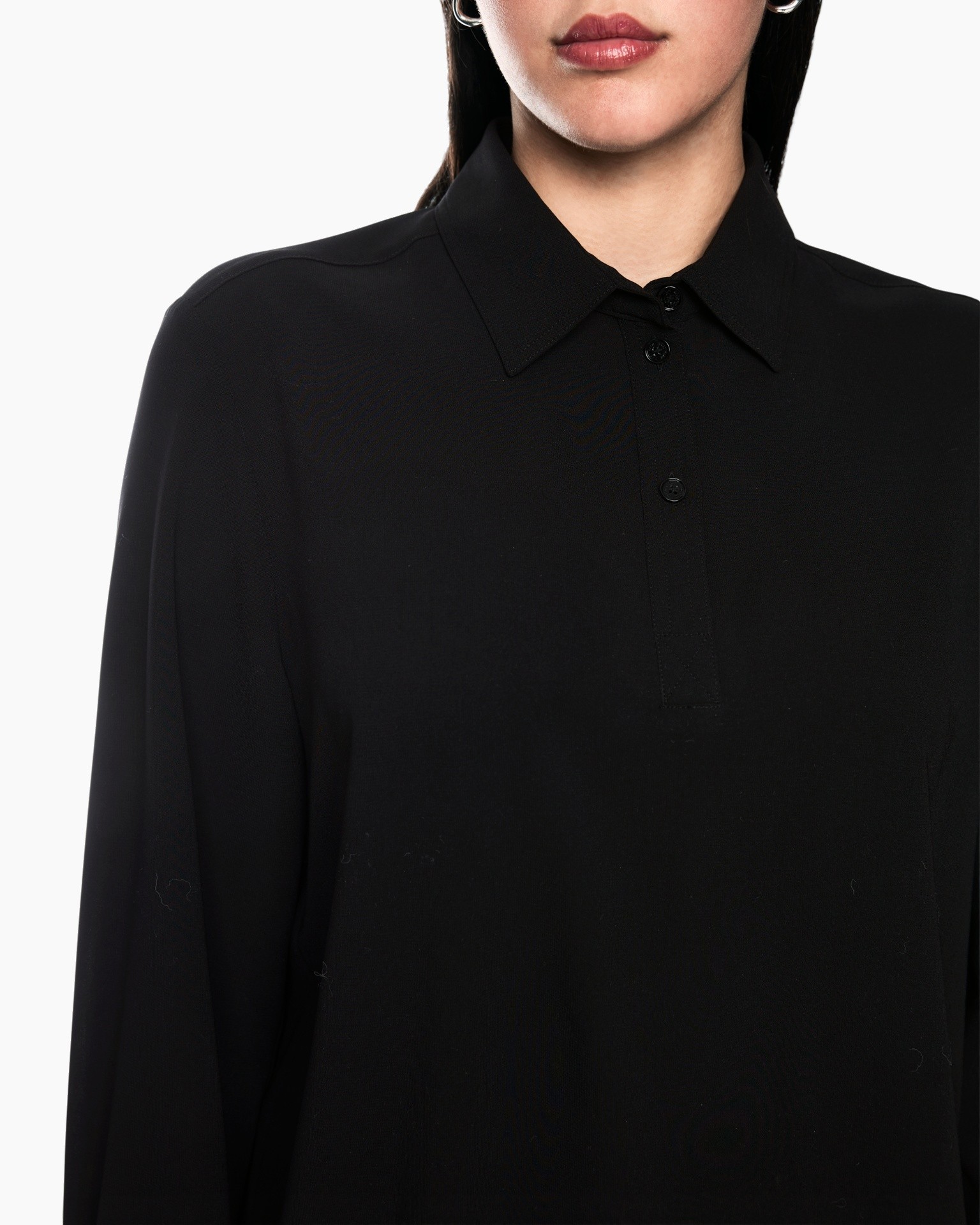 zwart polo, gekleurde kraag, lange mouw, egale kleur, knopsluiting