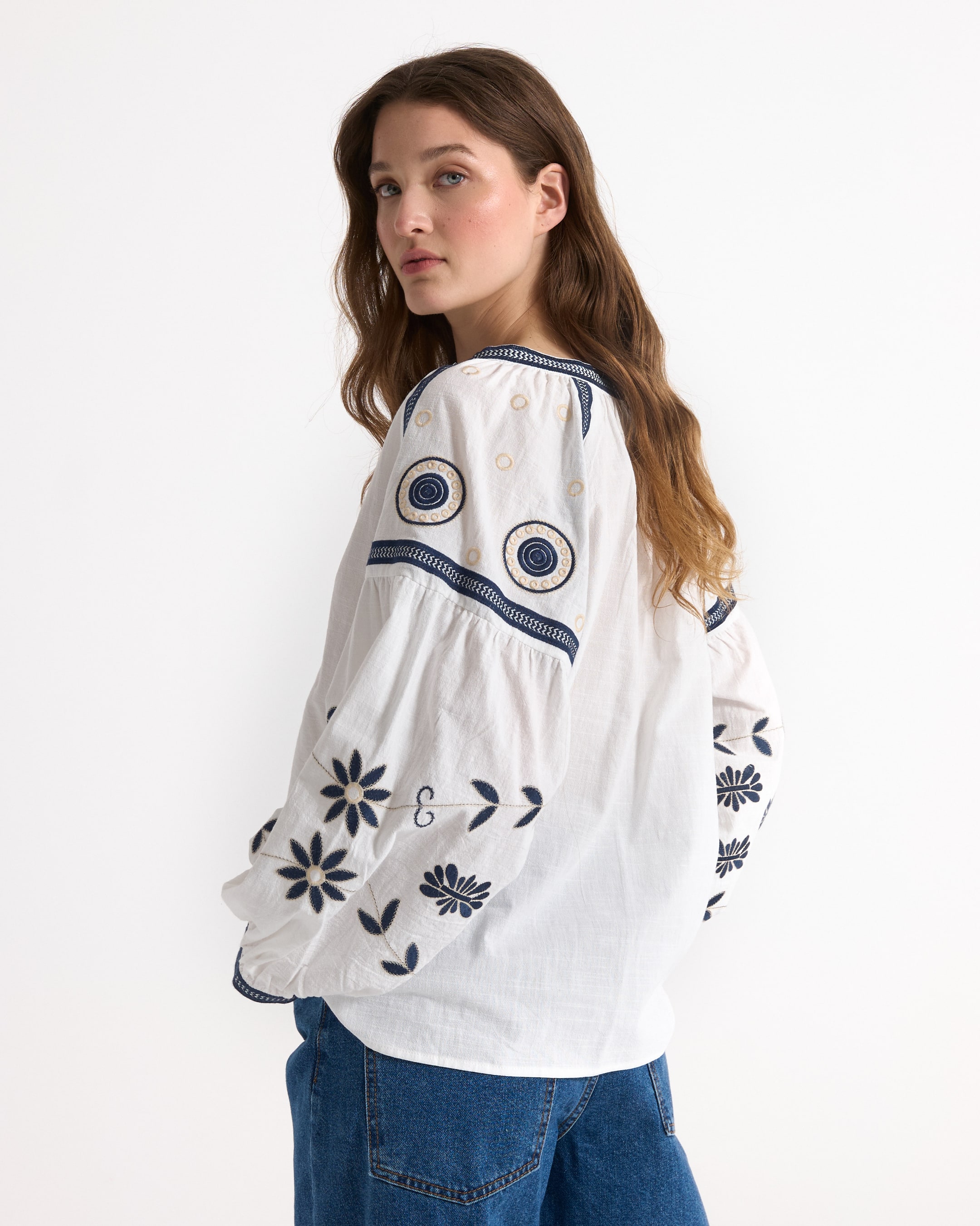 witte blouse, geborduurde bloem, blauwe borduring, losvallend model, ronde halslijn