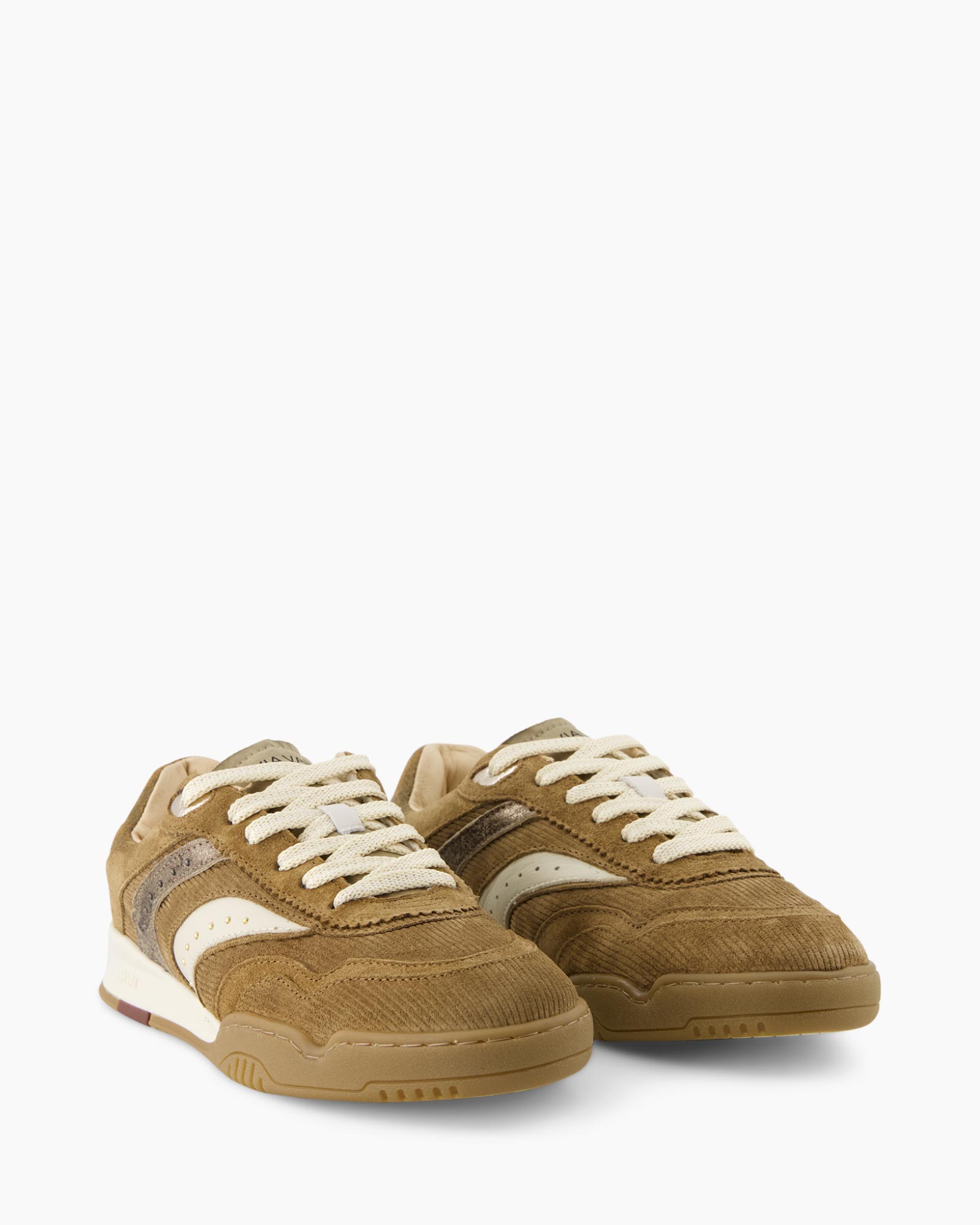 sneaker, bruin, suede, witte zool, vetersluiting
