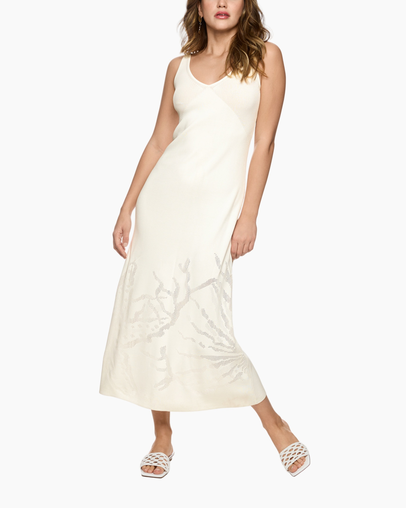 maxi jurk, crème jurk, mouwloos, sandaaltjes, borduurpatroon