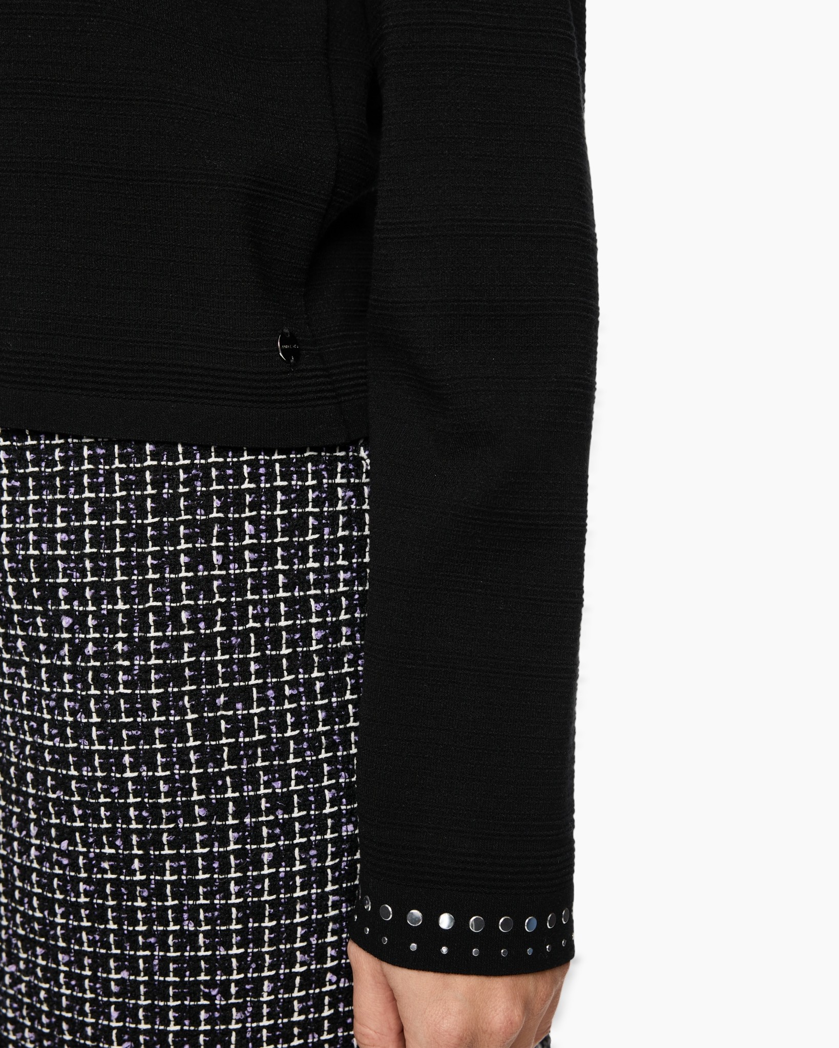 zwarte-mouwen, ribbelige-brei, studs-rand, tweed-rok, zwart-top