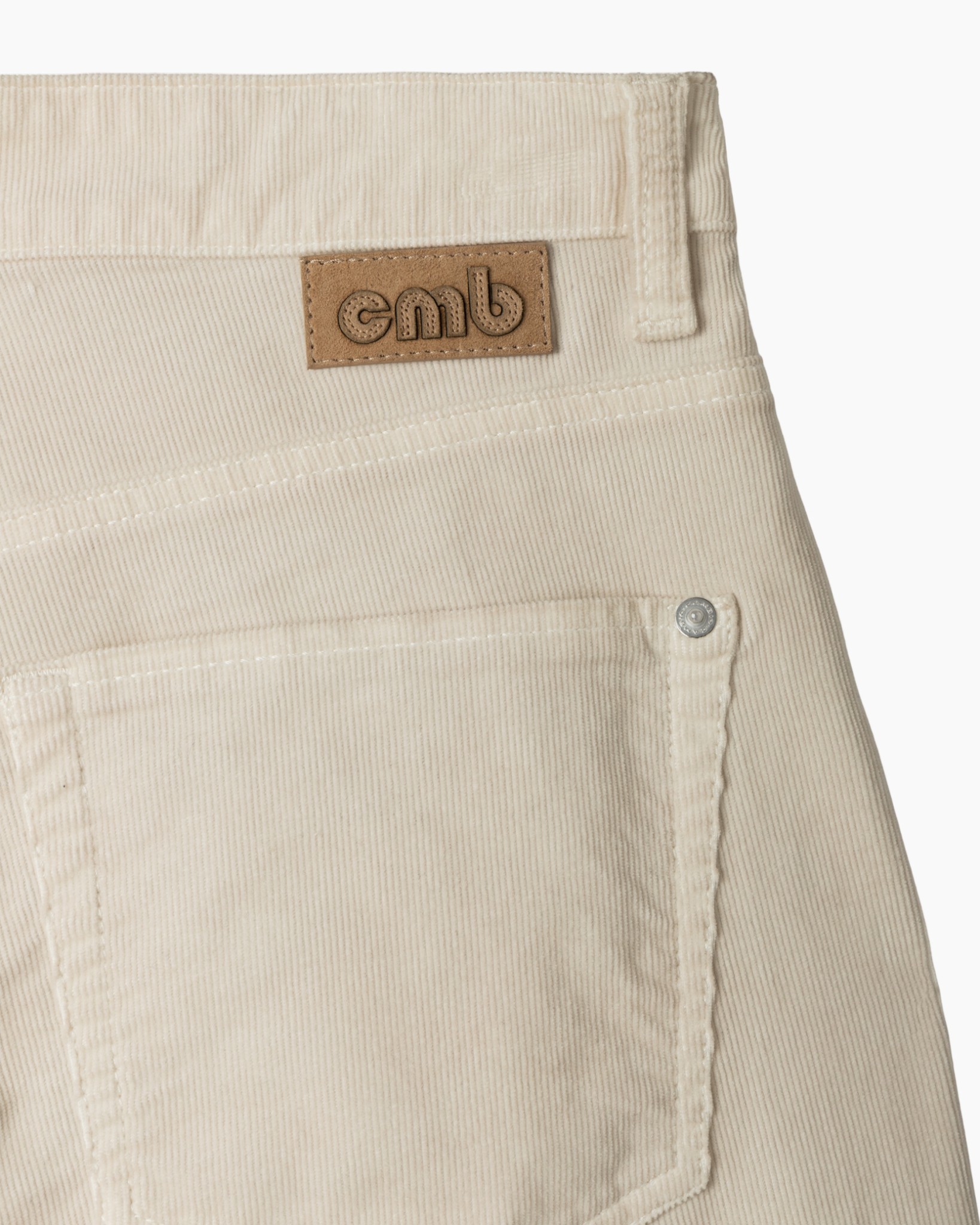beige broek, tailored zak, korduroy, achterzak, logo patch