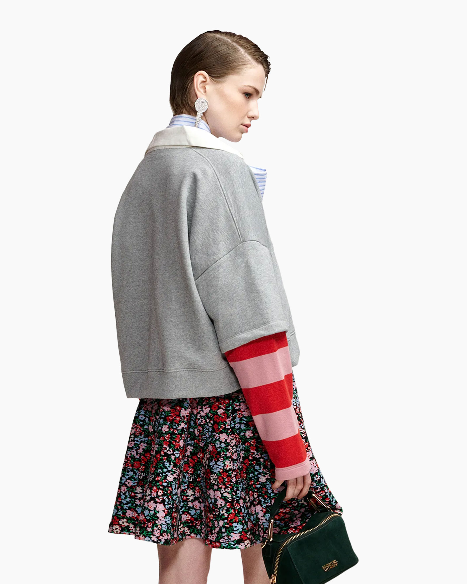grijs sweatshirt, oversized, bloemenrok, gestreepte mouw, oorbellen