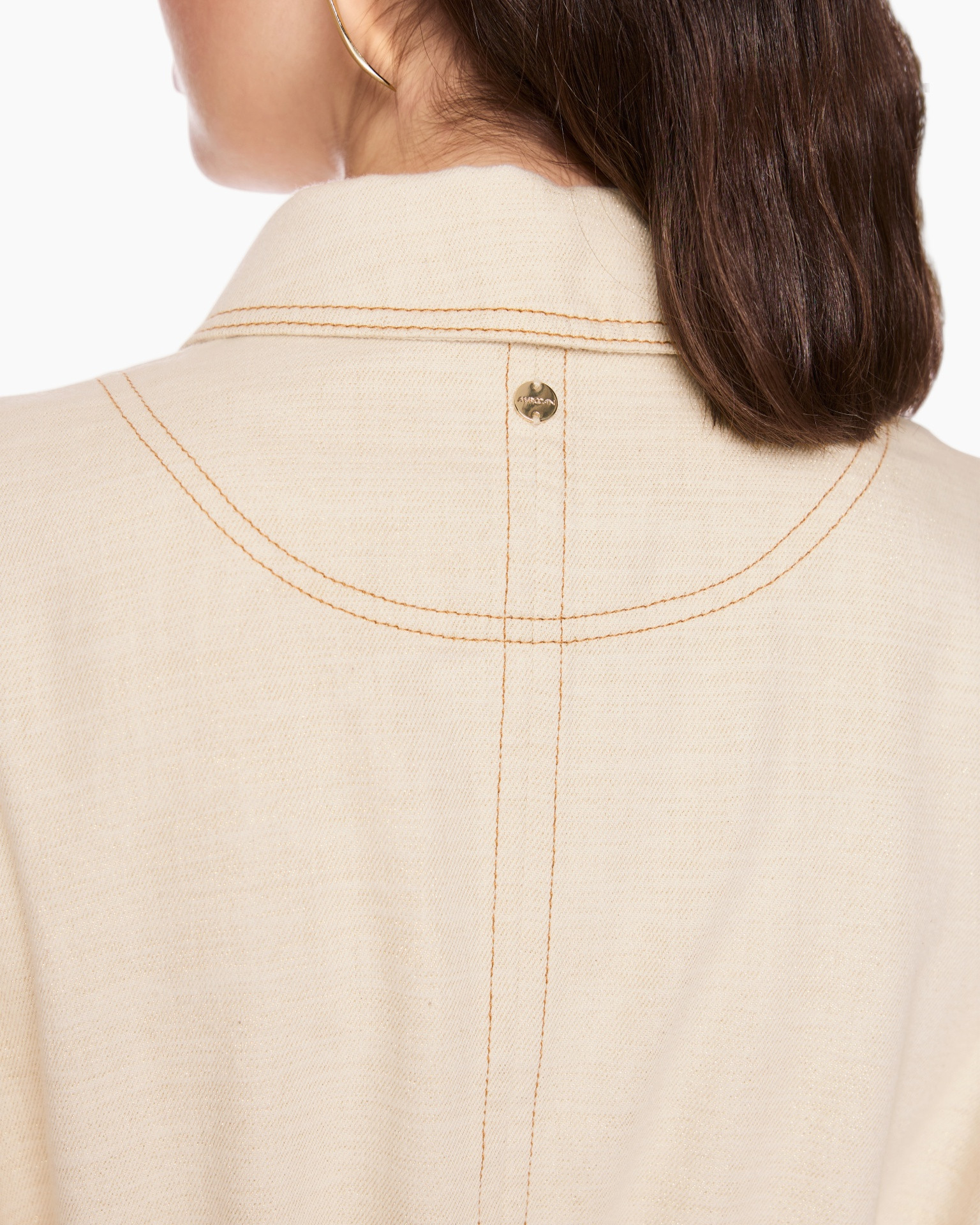 kraag-naad, stiknaden, beige stof, rug achterkant, metalen snap