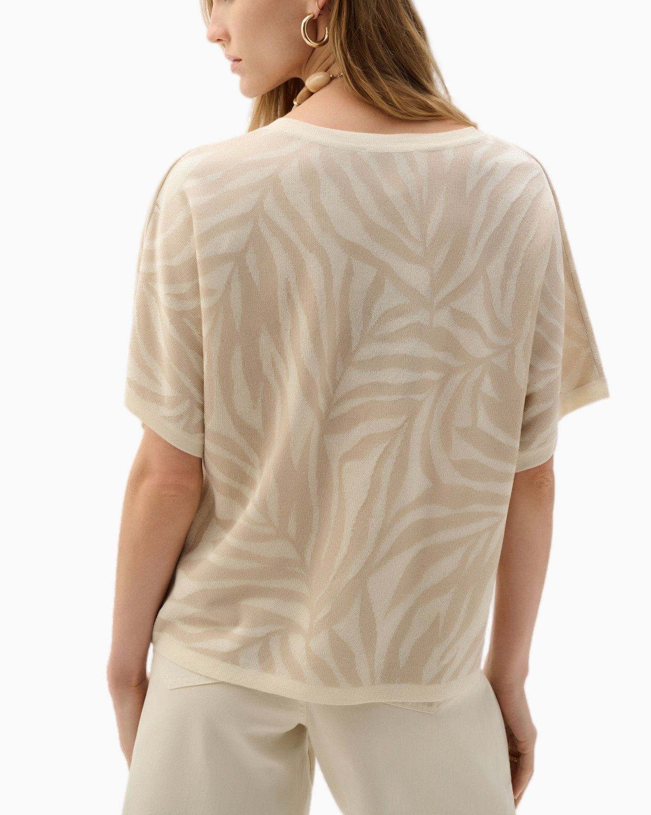 top, short-sleeve, beige pattern, necklace, casual top