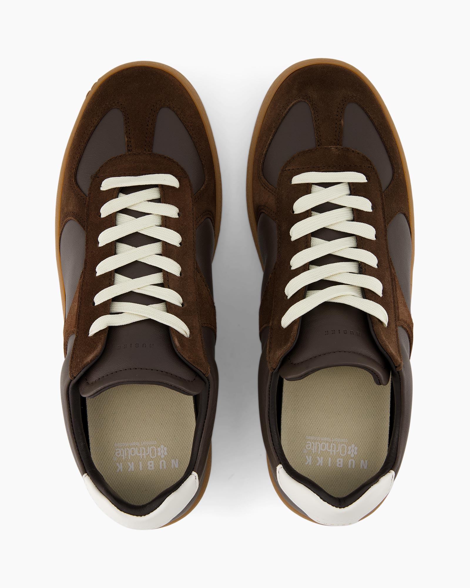 bruine sneakers, suède, witte veters, laag model, paar