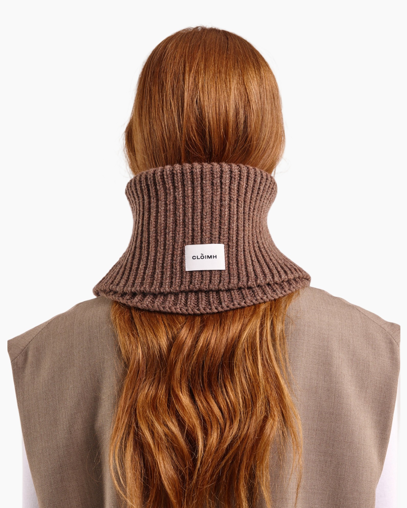 turtleneck, distelsjaal?, bruin?, halsband?, etiket