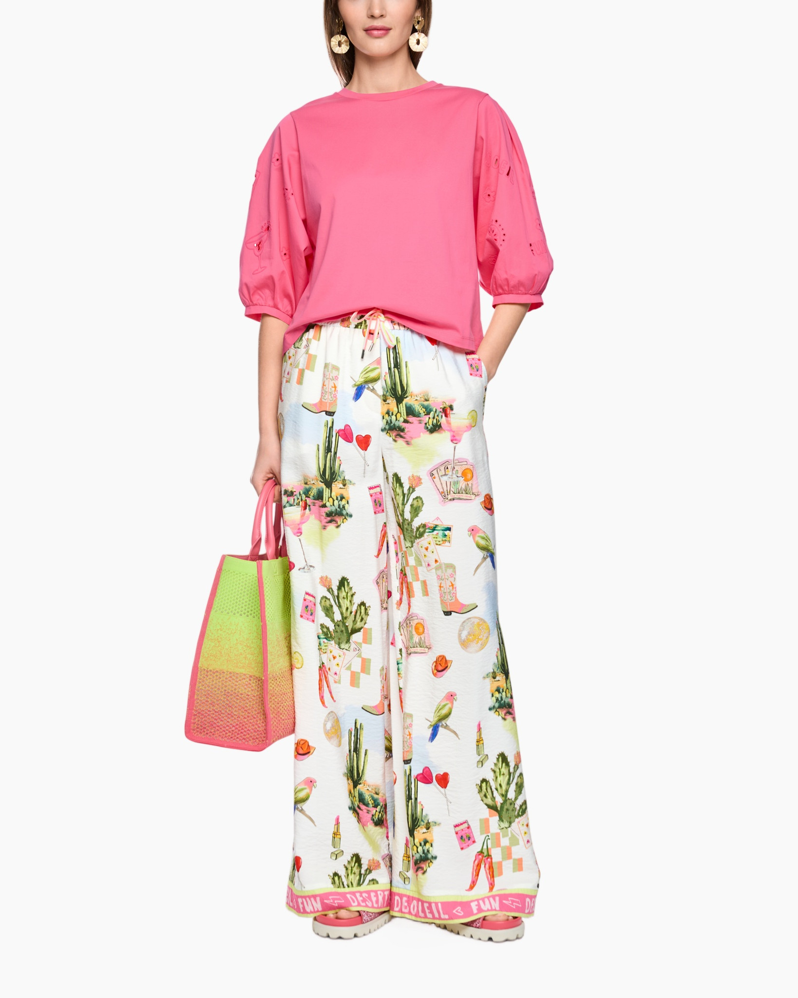 roze top, pofmantelsmouwen, gaasdetails, wijd uitlopende broek, printrok