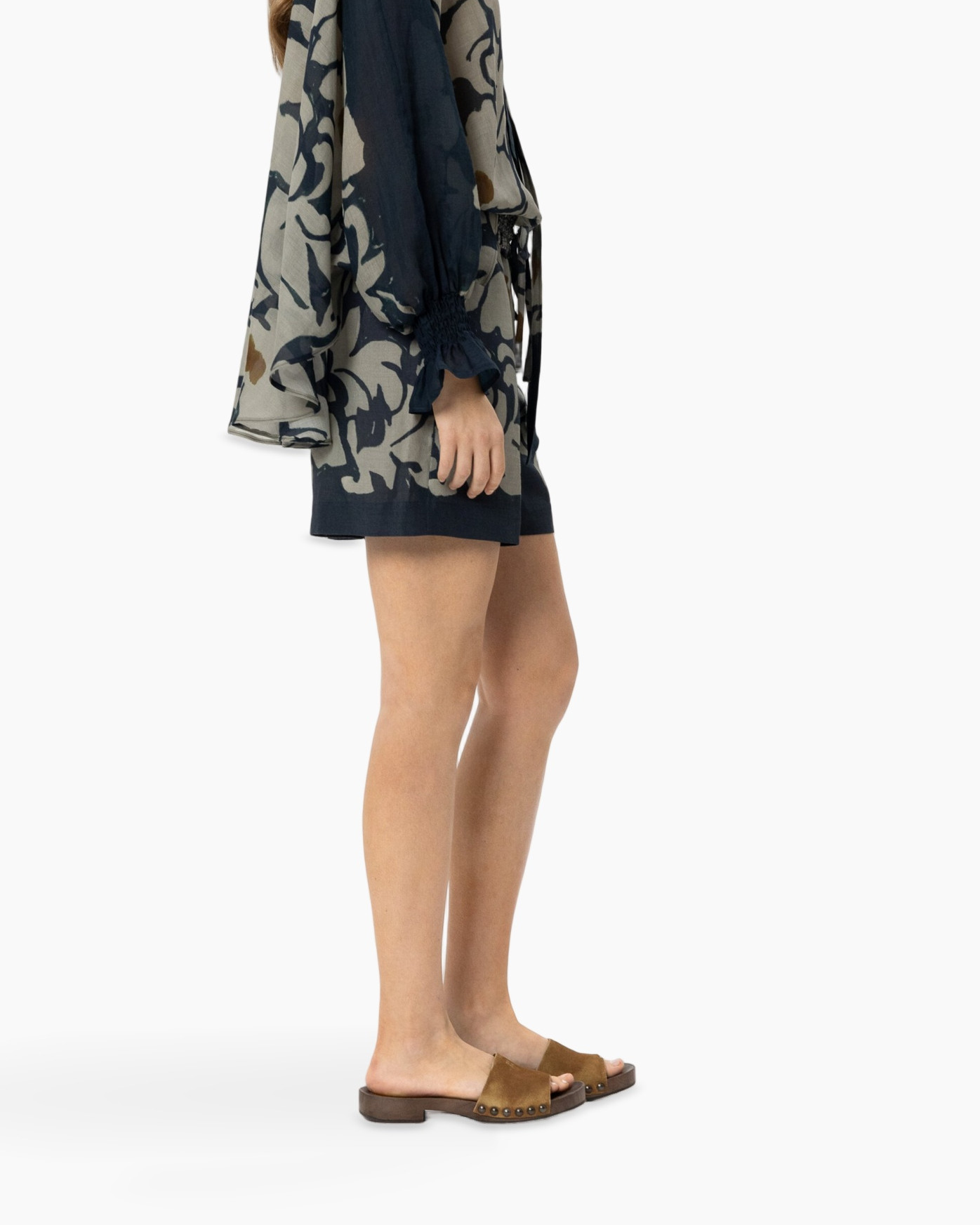 shorts, sandals, sandals open toe, print dress, cape-style sleeve