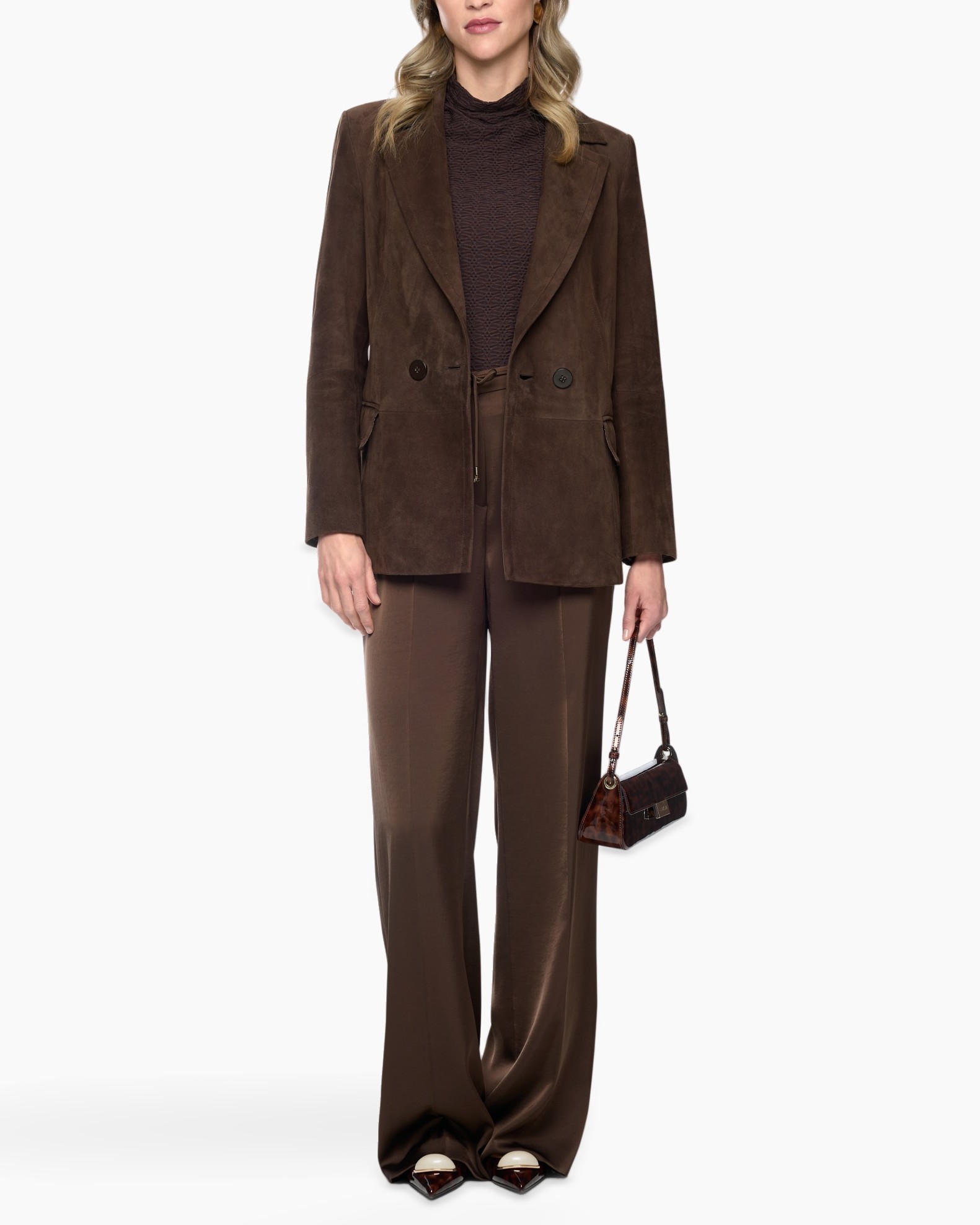 bruin pak, suede blazer, wijdte-pijpen broek, rolkraag top, bruin handtas