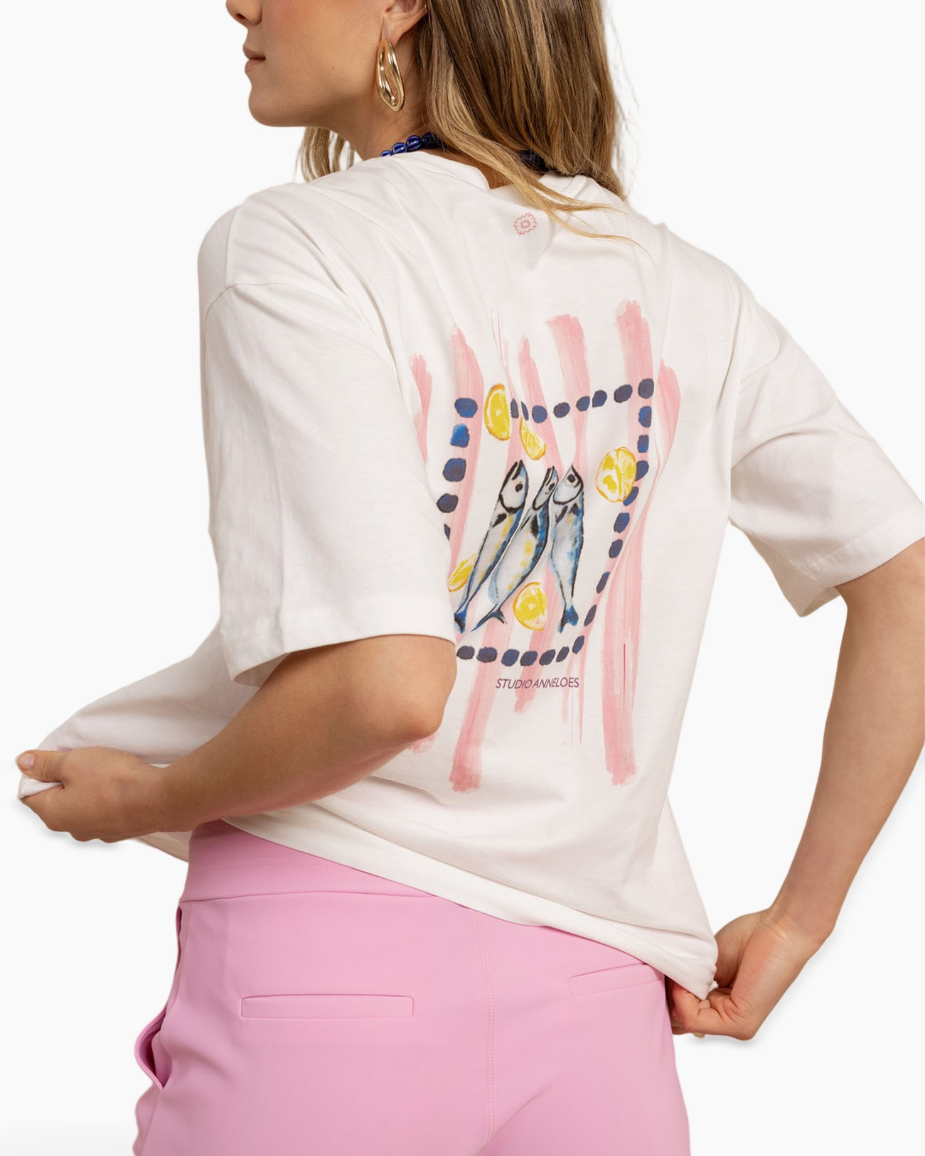 t-shirt, crewneck, short sleeve, white, pink shorts