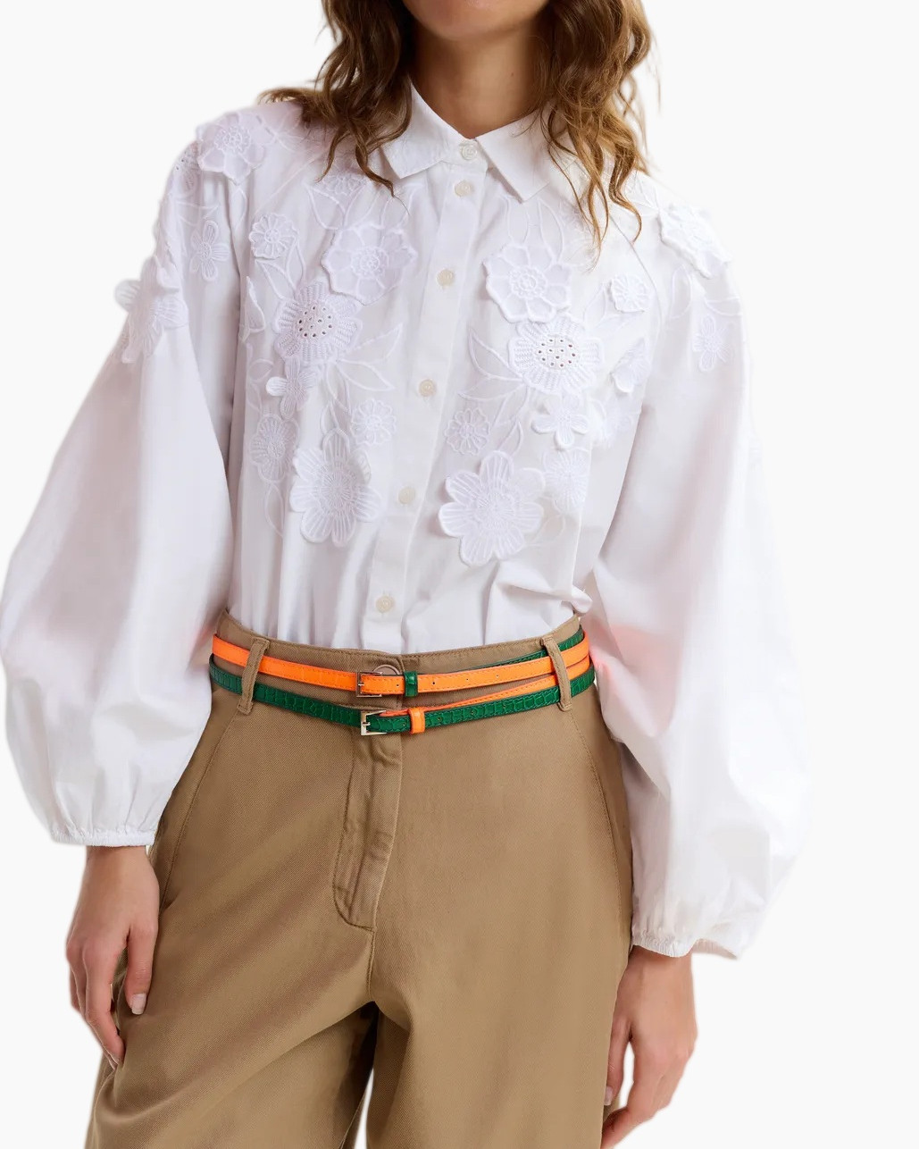witte blouse, borduurwerk, bloemenpatroon, pofmouwen, khaki broek