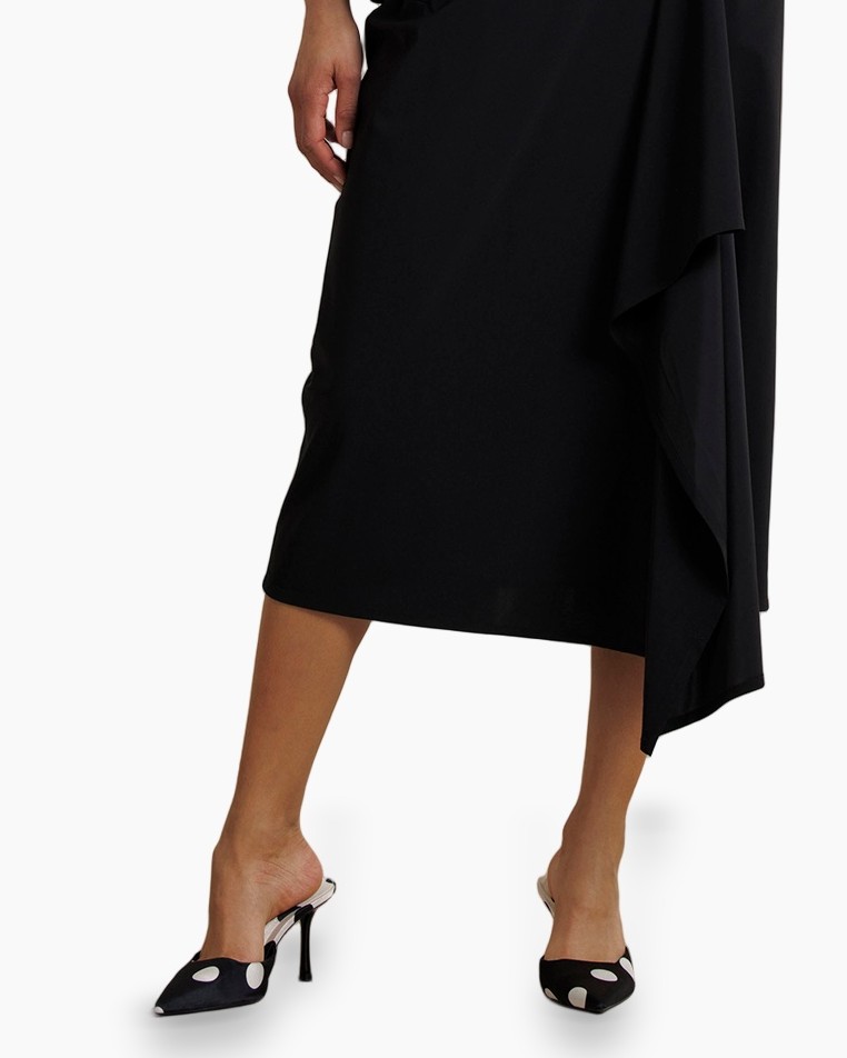 zwart jurkje, midi lengte, asymmetrische zoom, hakken, polkadots