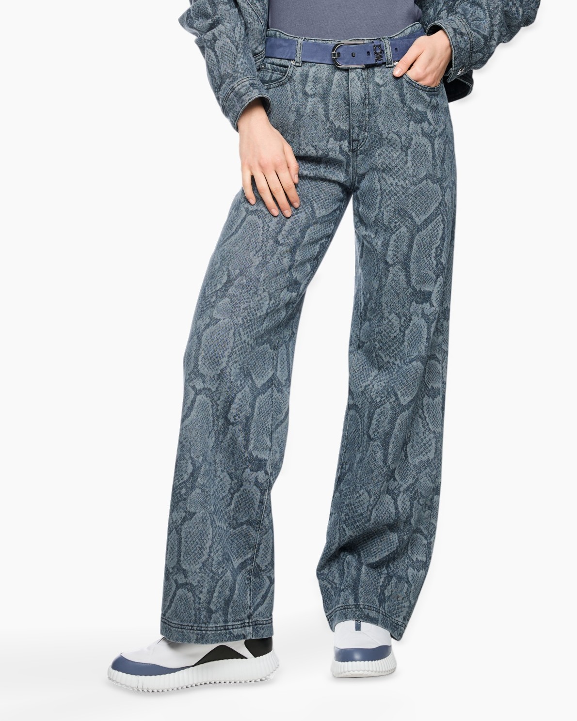 wijd Sum, patroon huiddiersnake, denim broek, hoog model taille, blauw-grijs, broek, spijkerbroek, slangenprint, wijdere pasvorm, denim