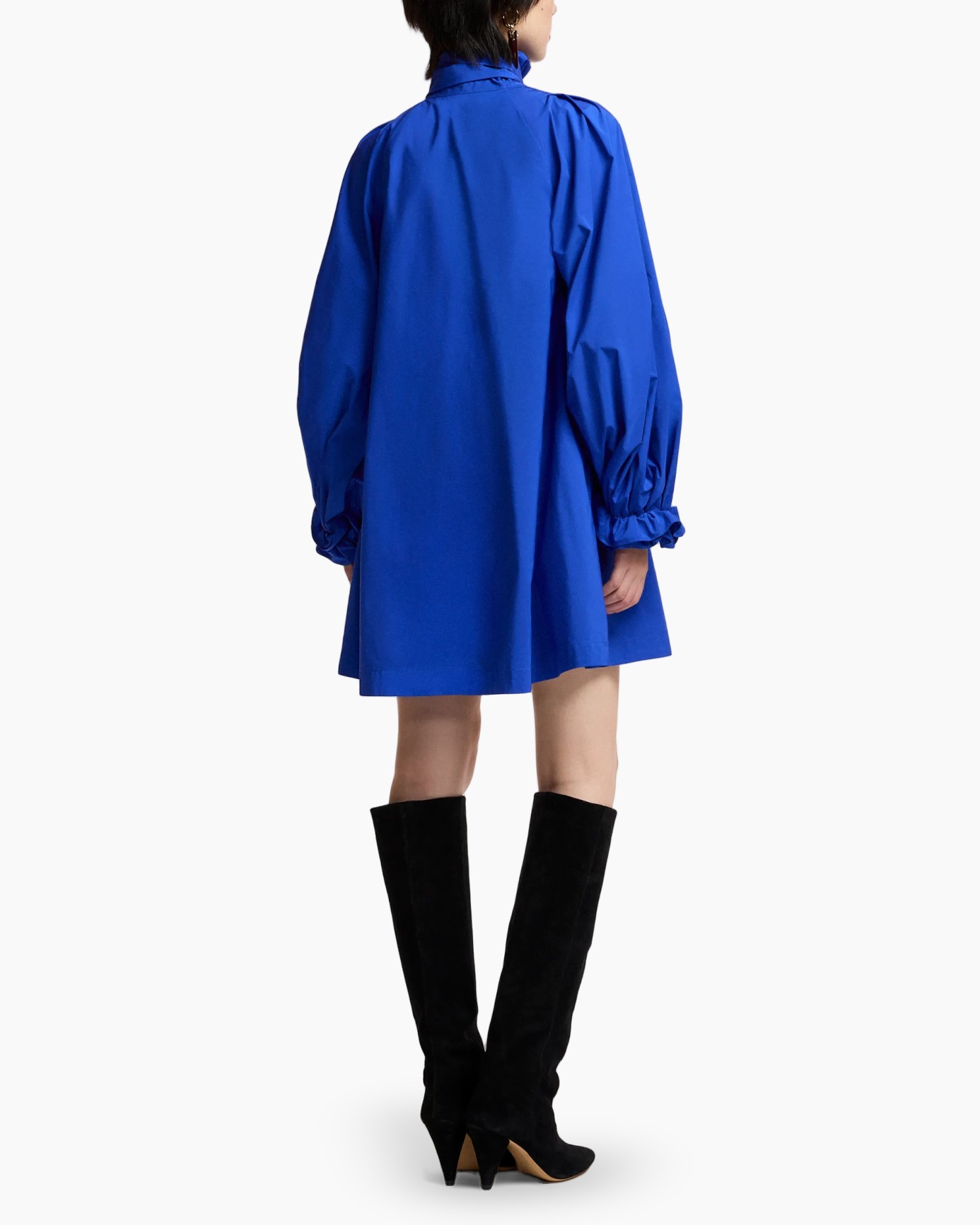 blau jurk, vleugel hals, lange mouwen, mini jurk, zwarte laarzen
