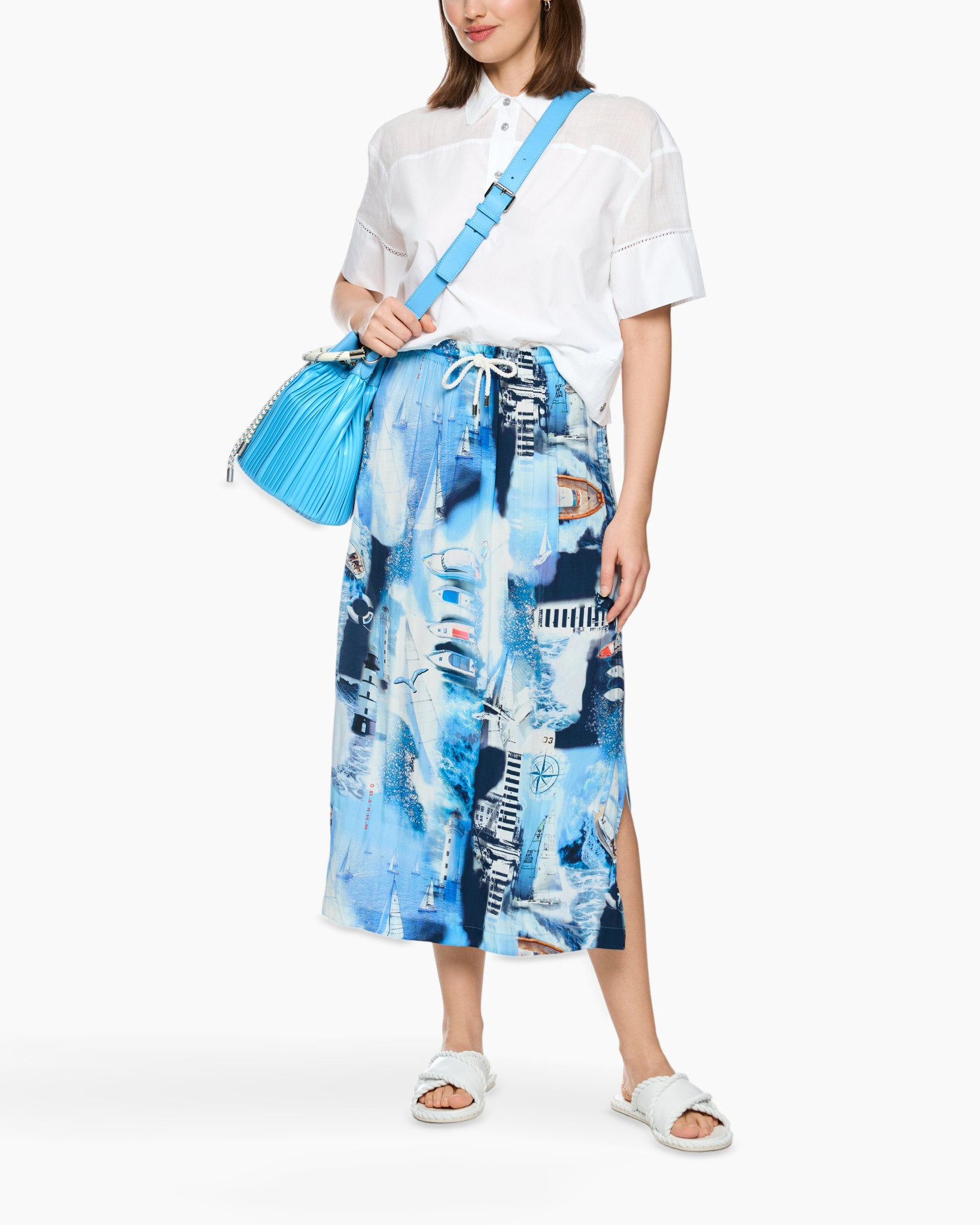 wit shirt, blauwe rok, geprintde rok, schoudertas, sandaaltjes