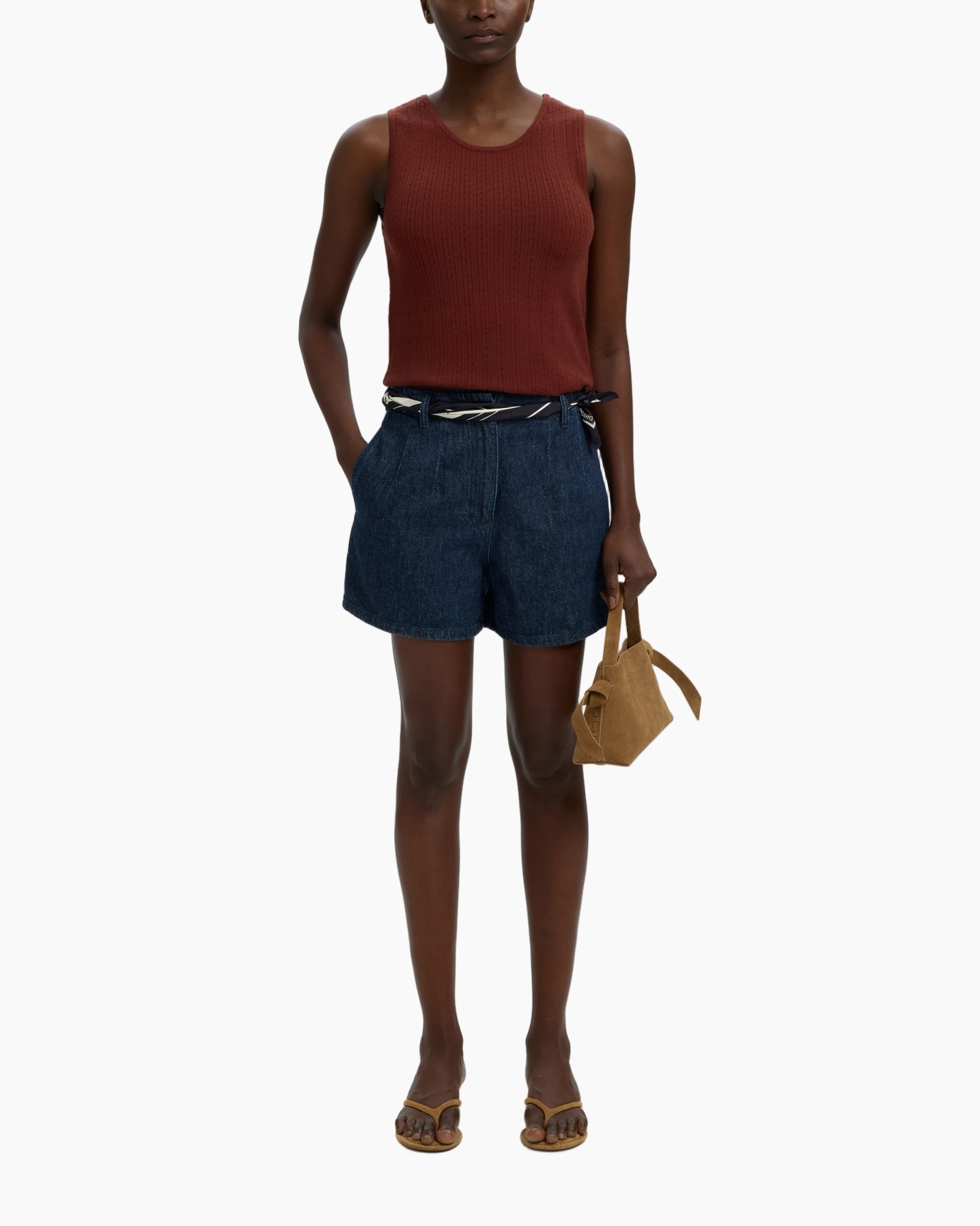 tanktop, mouwloos, ribbeltrui, denimshorts, sandaaltjes