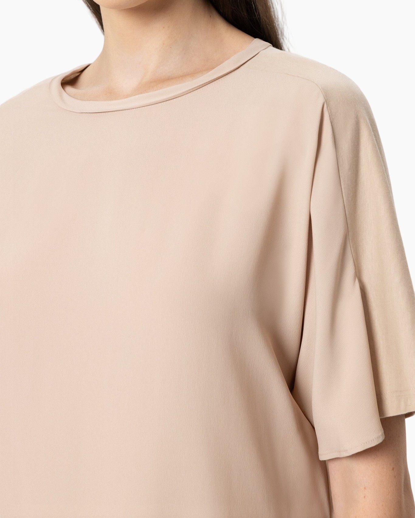 beige, t-kleed, korte mouw, ronde hals, losse pasvorm