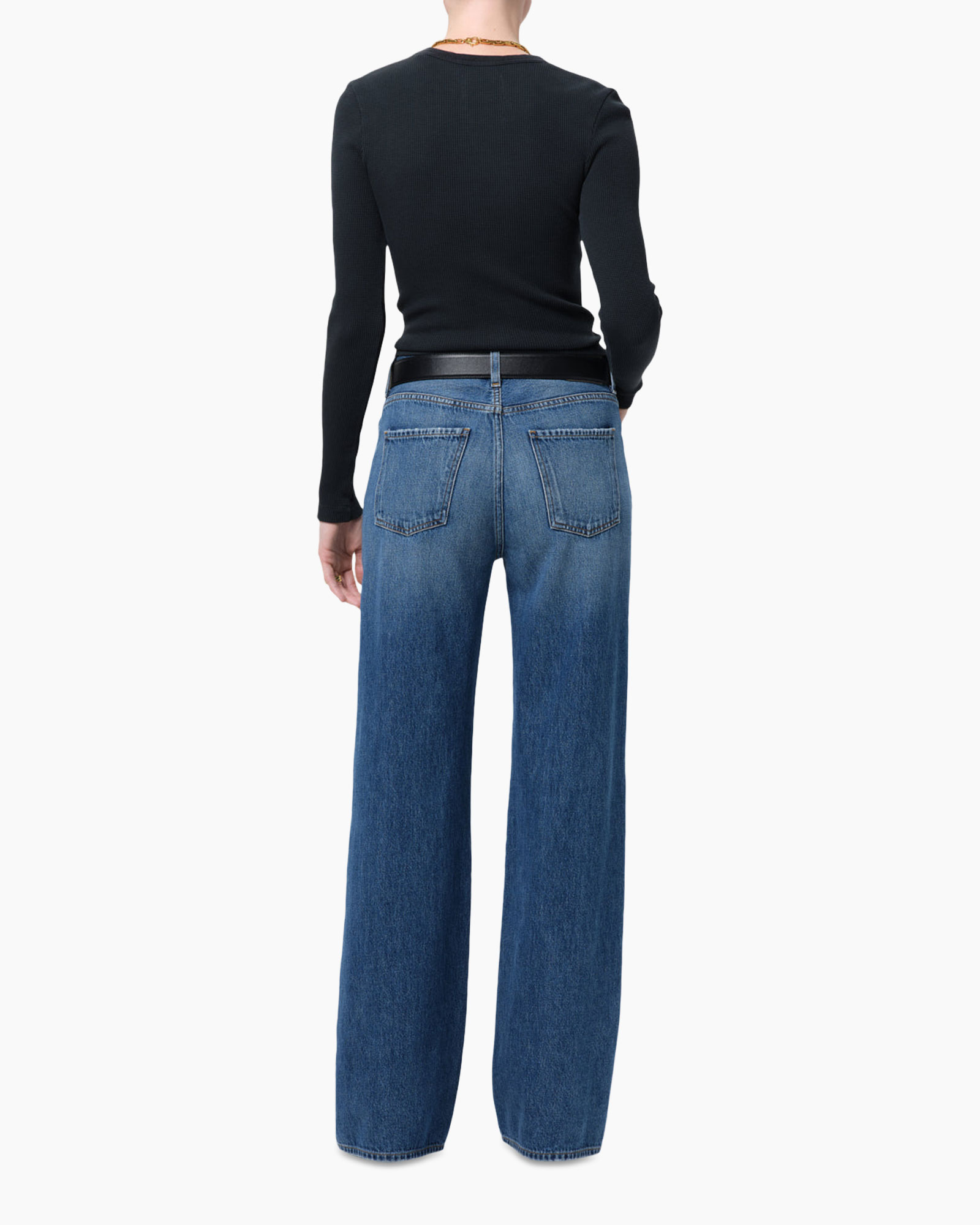 spijkerbroek, wijdlopende pasvorm, achterkant gezien, blauwe denim, riempje