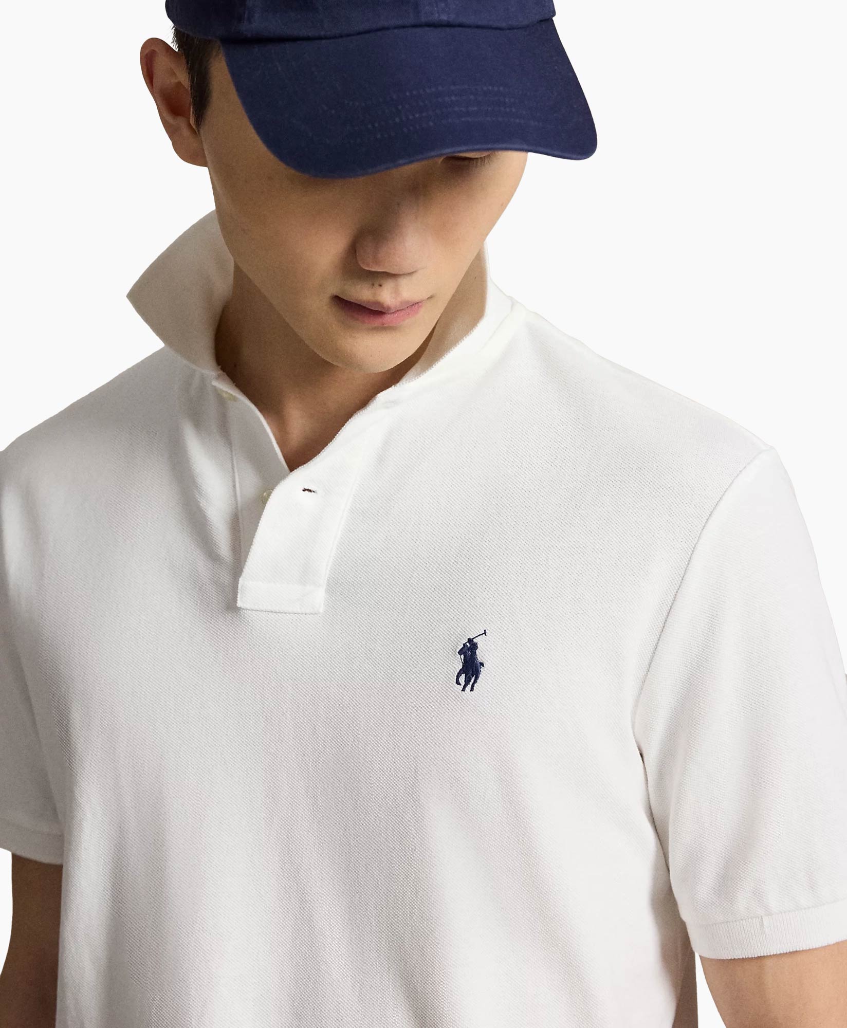 wit polo, poloshirt, kraagloze polo, gestreepte logo, korte mouwen