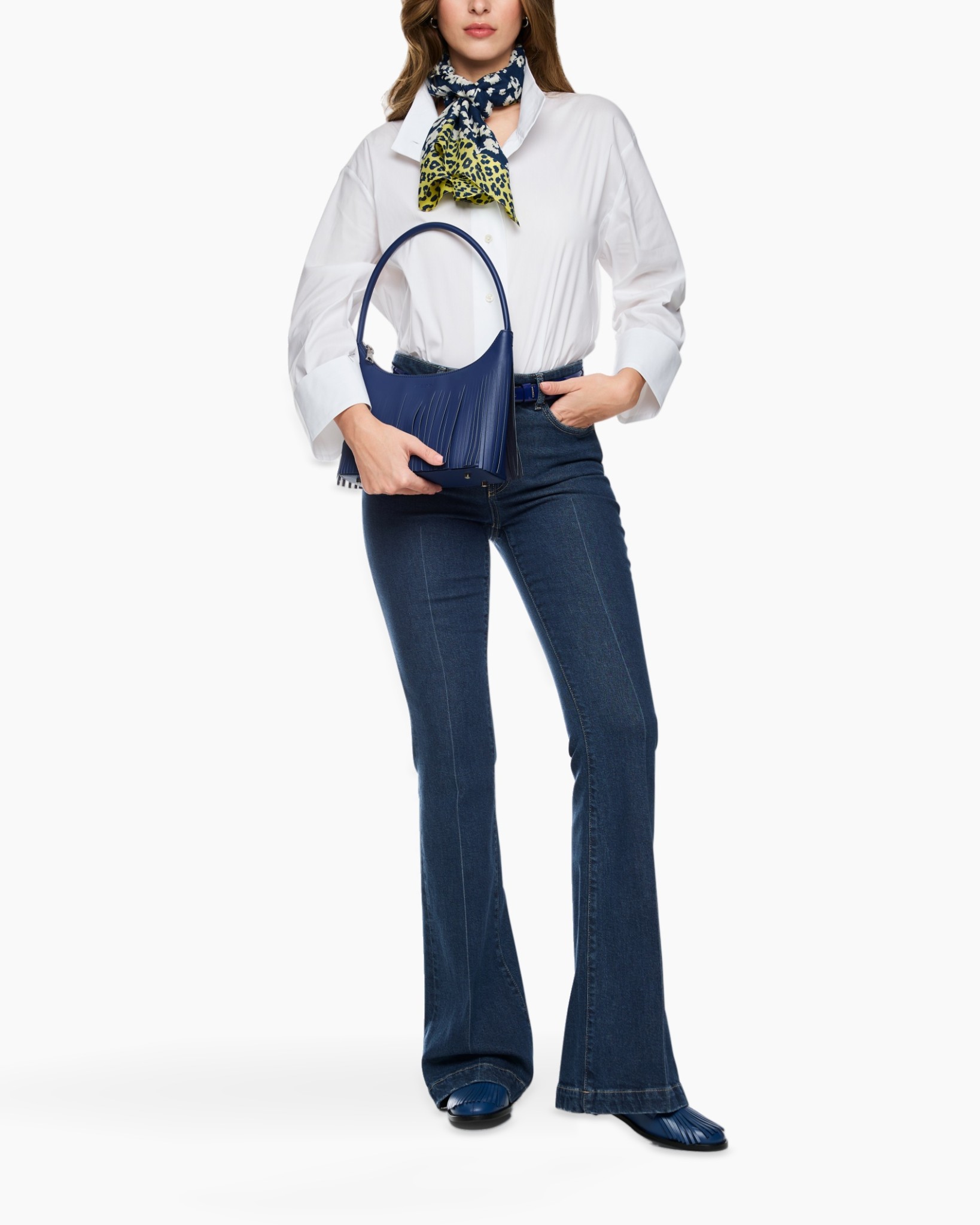 wit overhemd, flare jeans, blauwe handtas, sjaal accessoire, enkellaarzen