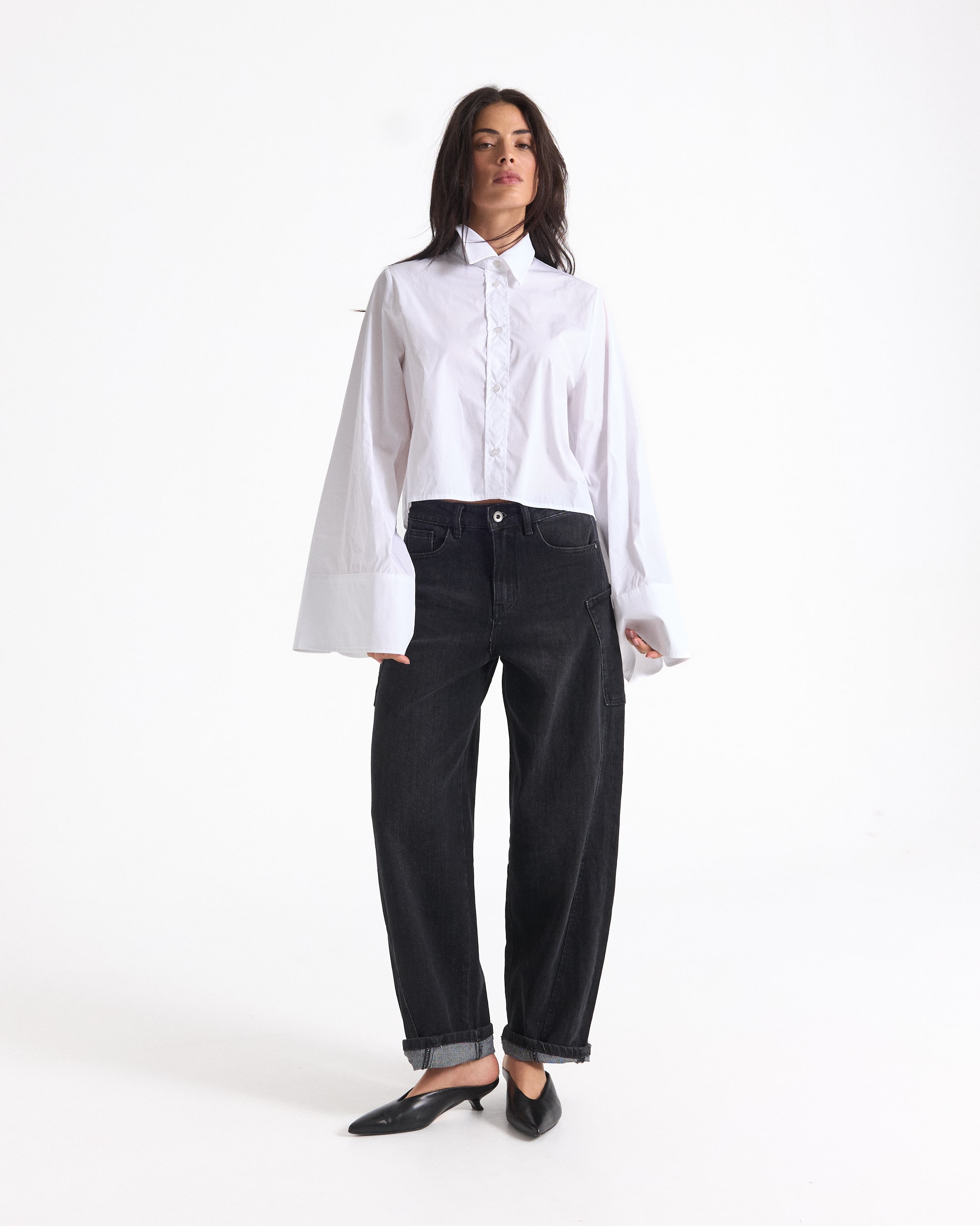 witte blouse, knopenoverhemd, lange mouw, korte top / cropped?, zwarte jeans