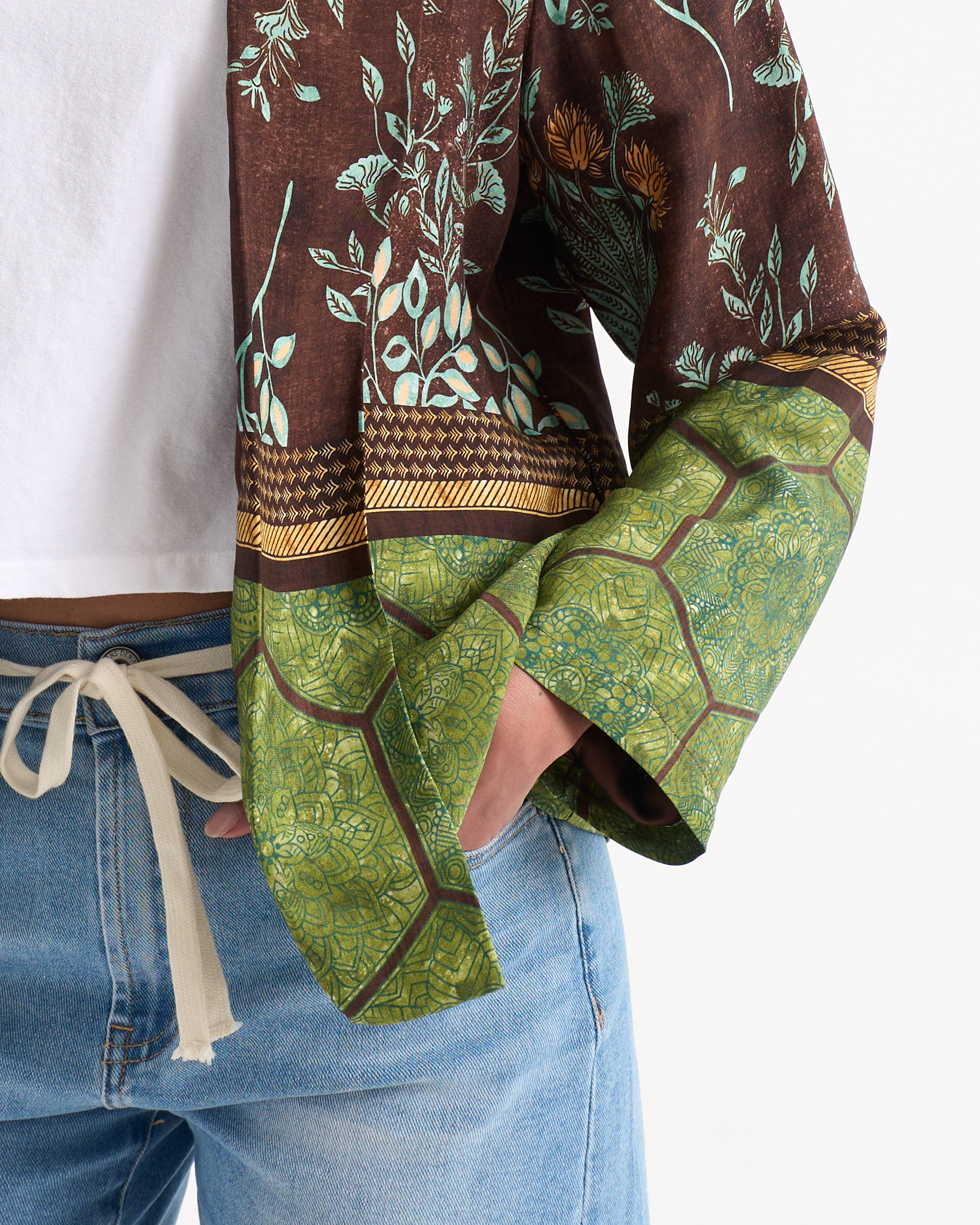 mouwen-rokloze, bloemenprint, groene rand, bordurende patroon, lange mouw