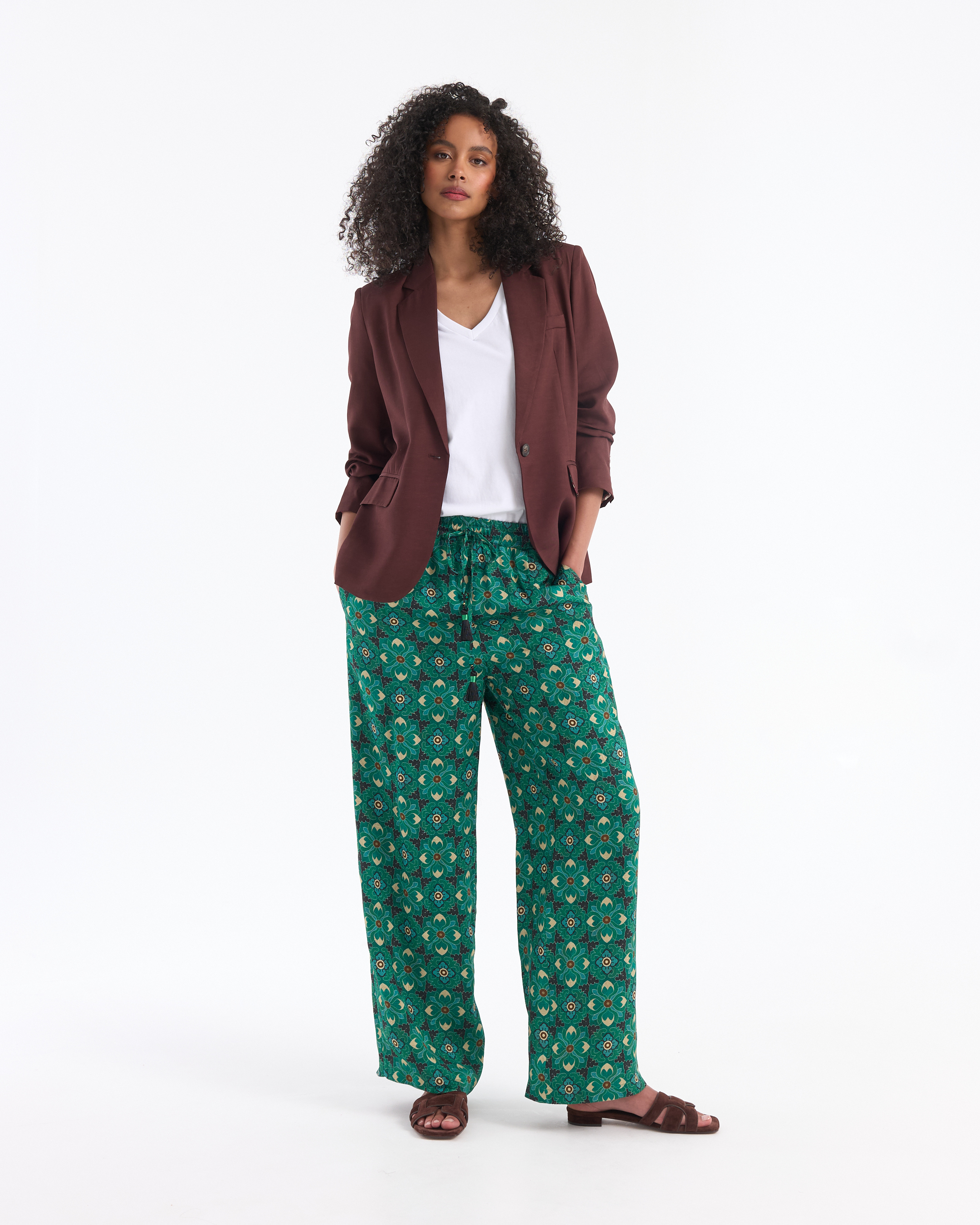 blazer, bruine blazer, vrouwen, multicolorige broek, bloemenprint broek