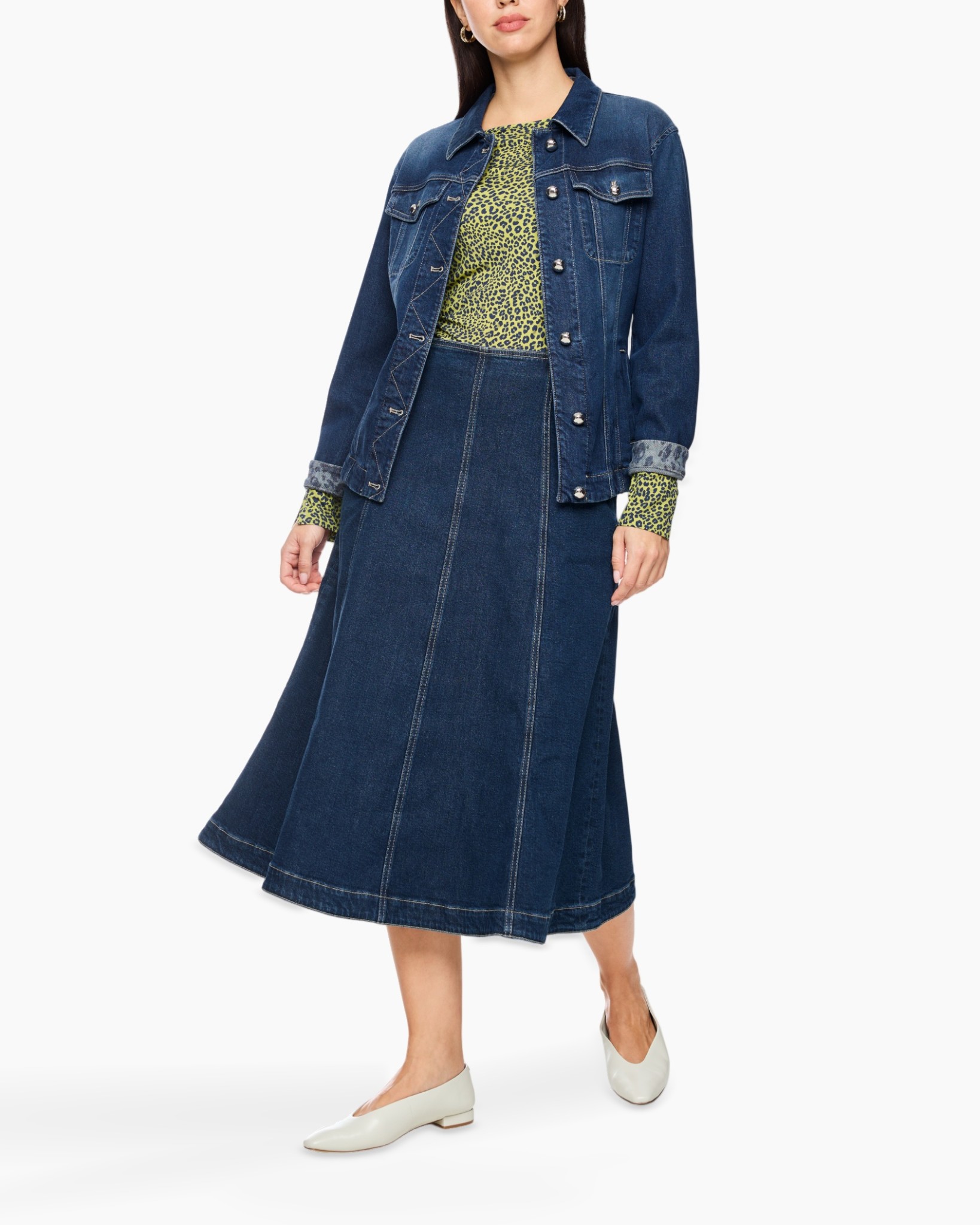 dakleer jasje, denim jurk, spijkeroutfit, luipaardprint top, midi lengte rok